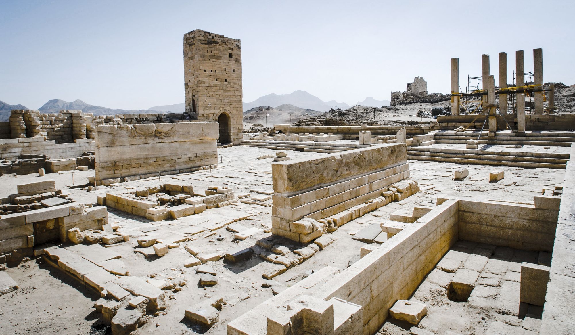 Ruinen in einer Ausgrabungsstätte.