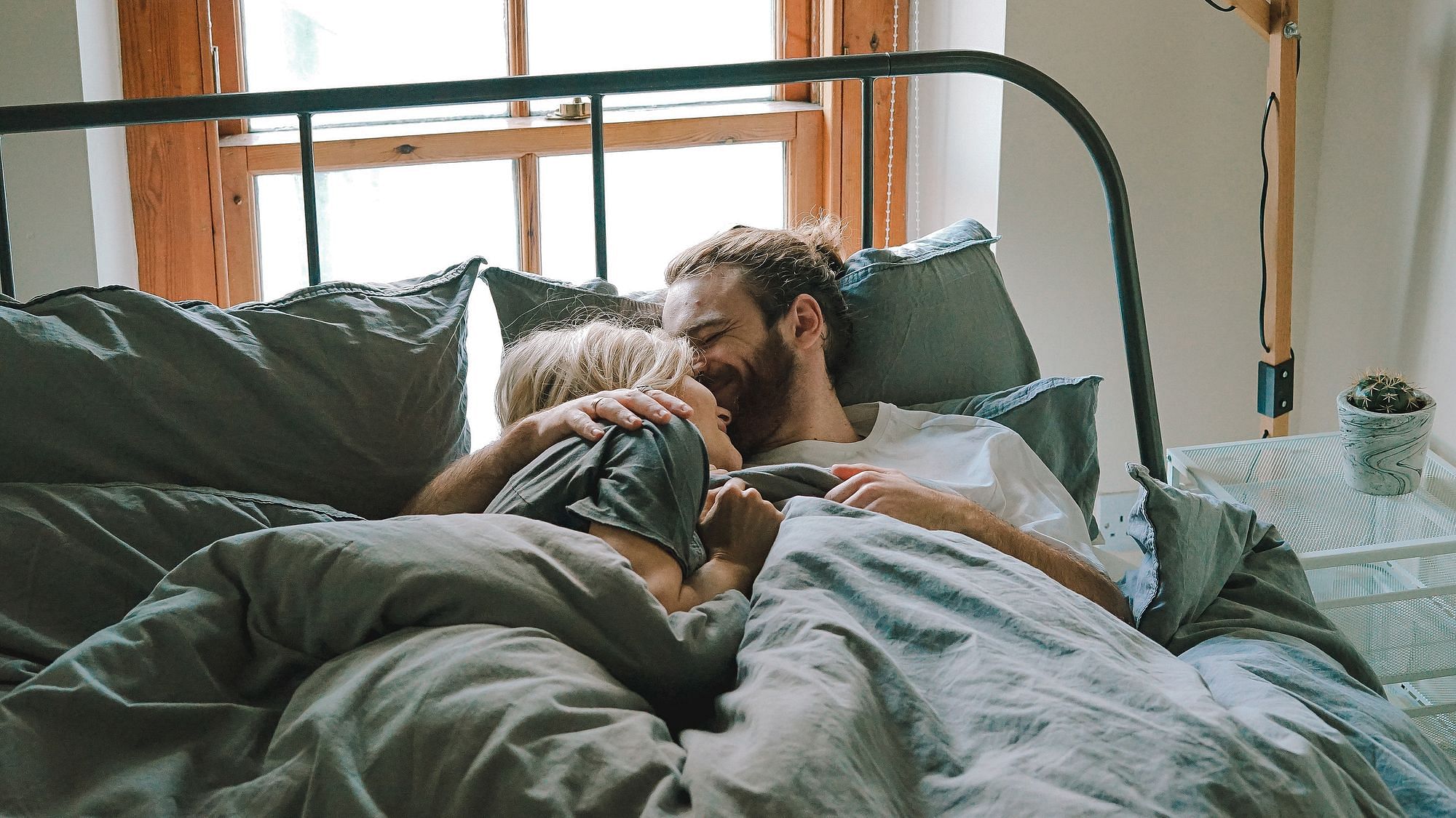 Männer! Eure Partnerinnen diskutieren seit Jahren über die Pille. Das müsst ihr darüber wissen.