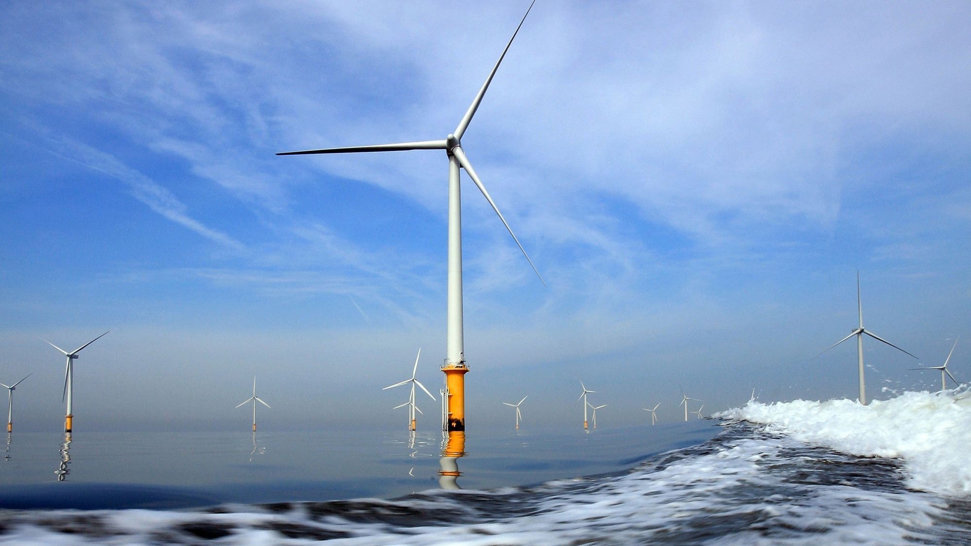Ein Windpark auf hoher See bei schönem Wetter