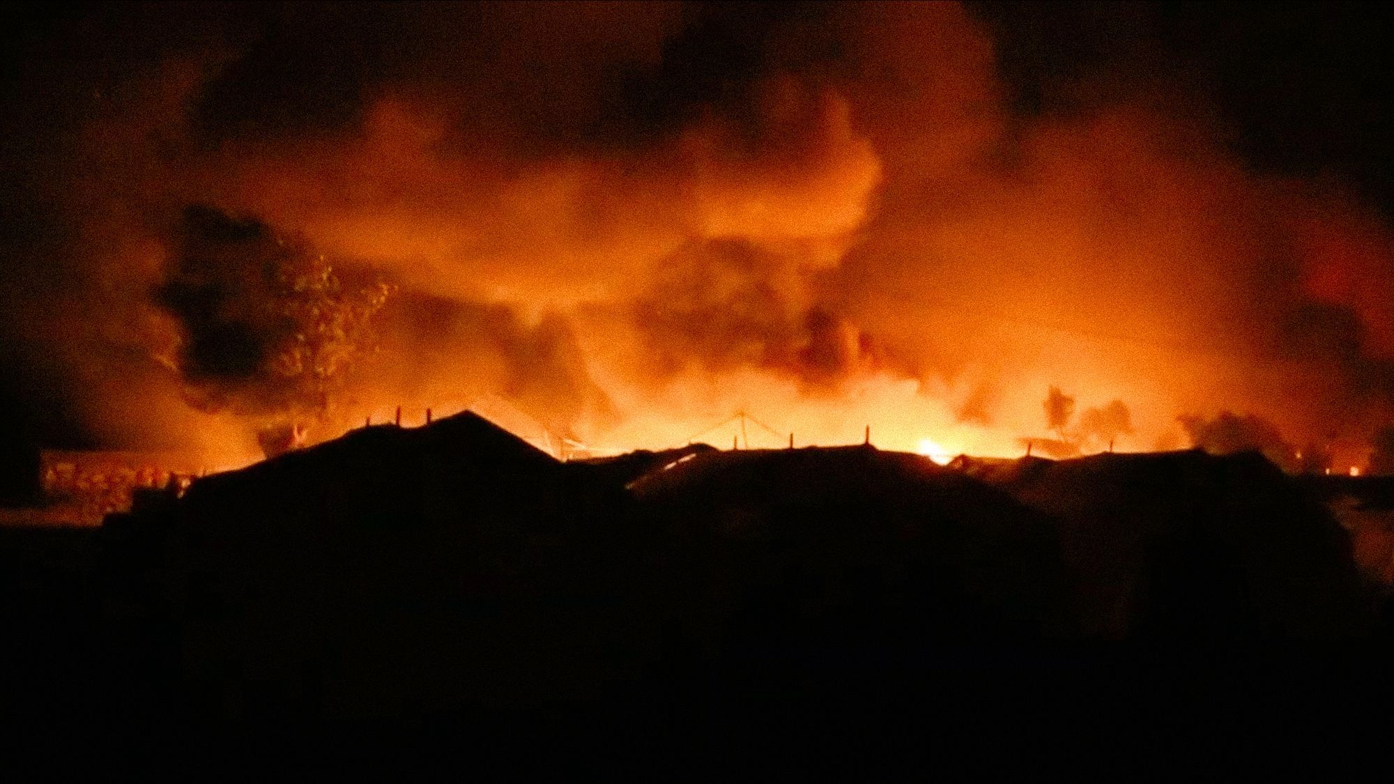 Flammen stehen über einem Zeltlager im griechischen Flüchtlingscamp Moria