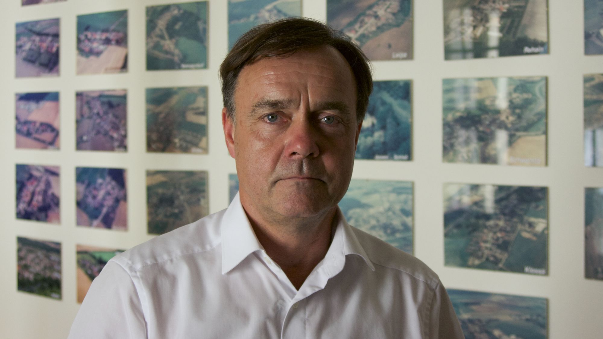 Wir sehen den Bürgermeister von Jessen, der mit traurigem Gesicht in die Kamera sieht. 