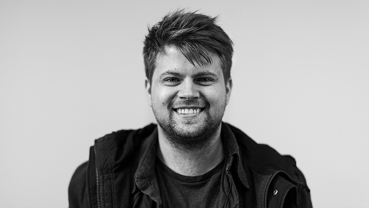 Ein Porträt von Bent Freiwald, Reporter für bessere Bildung und freies Wissen