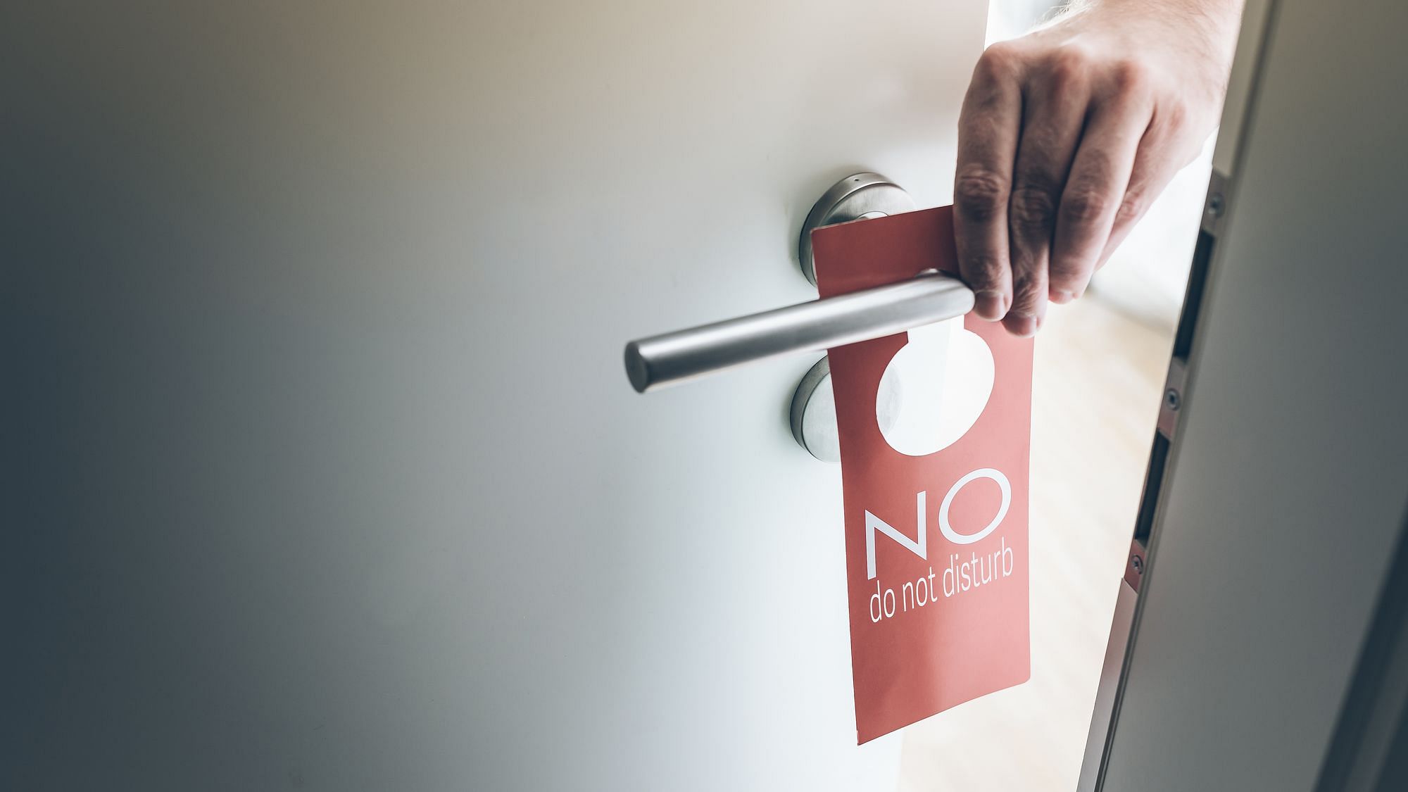 Eine Tür im Hotel mit einem „Nicht-Stören“-Schild