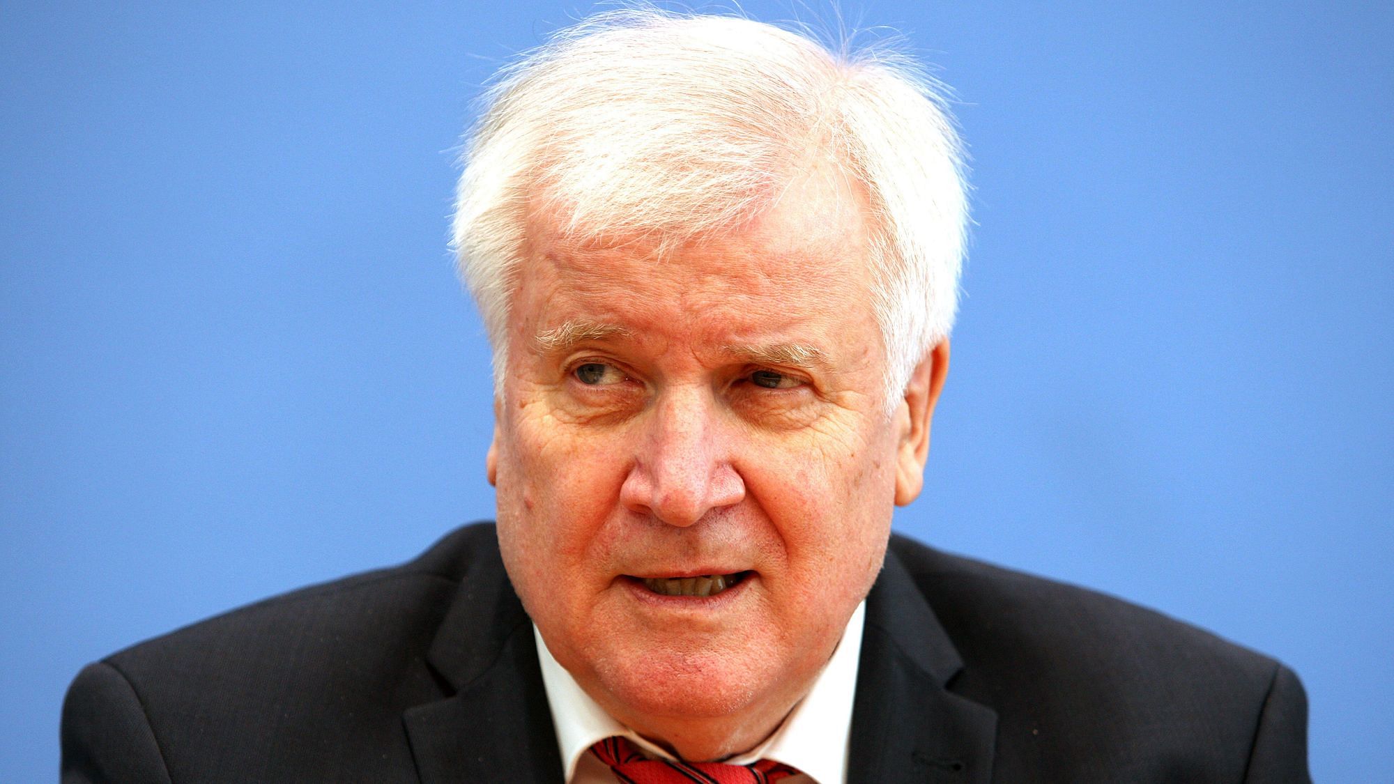 Horst Seehofer, zweifelnd schauend.