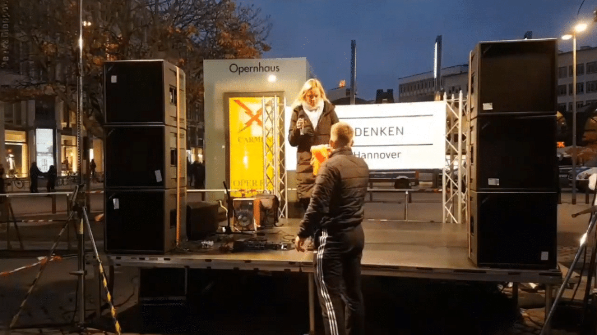 Der Moment in welchem Jana aus Kassel vom Ordner die Weste zurückbekommt und verduzt nicht versteht was er macht.