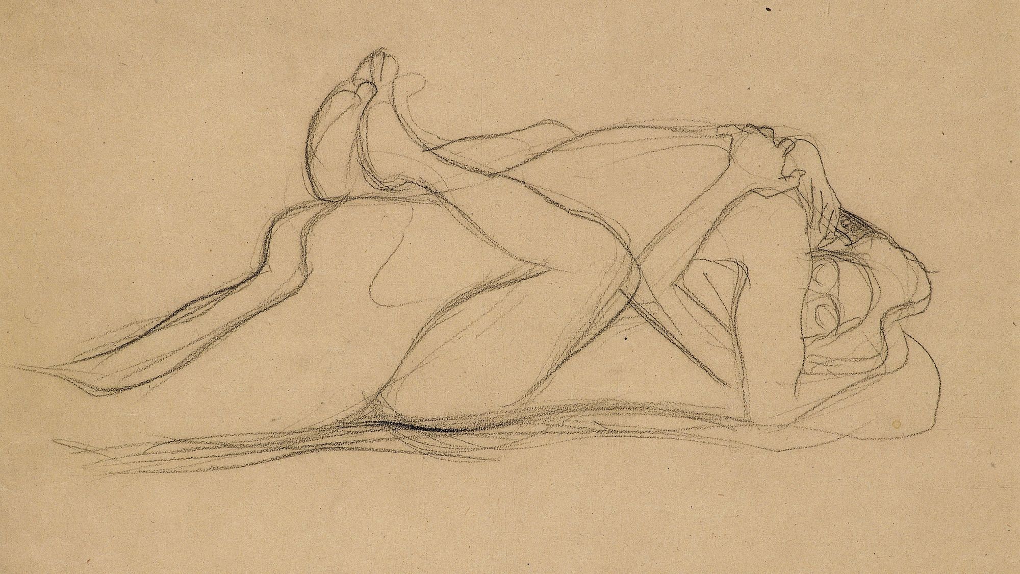 Ein paar liegt auf nebeneinander rücklings auf einer Wiese, Händchen- haltend und sich küssen.