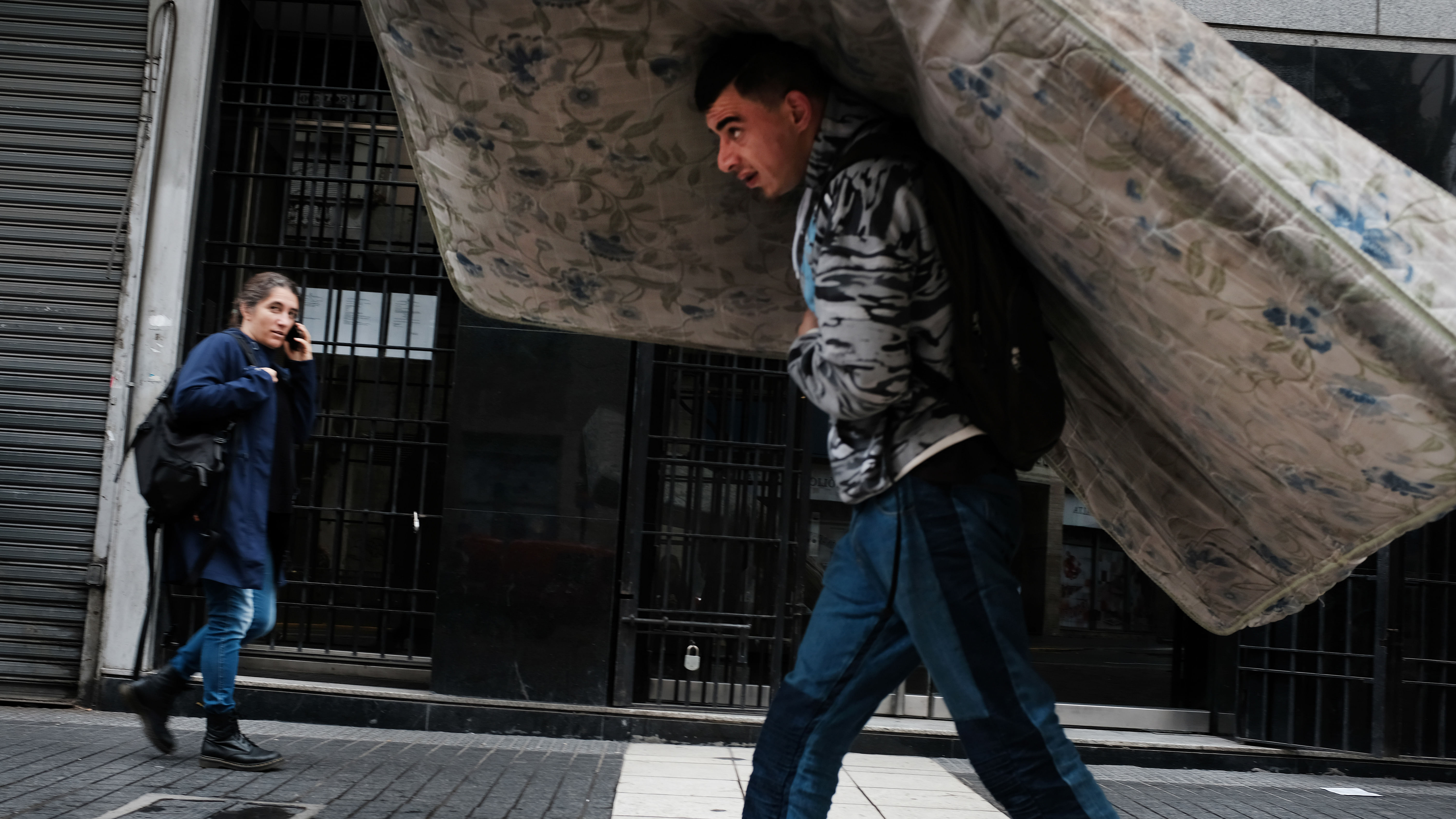 Ein Mann läuft mit seiner Matratze durch die Straßen von Buenos Aires, Argentinien  am 21. Oktober 2019.