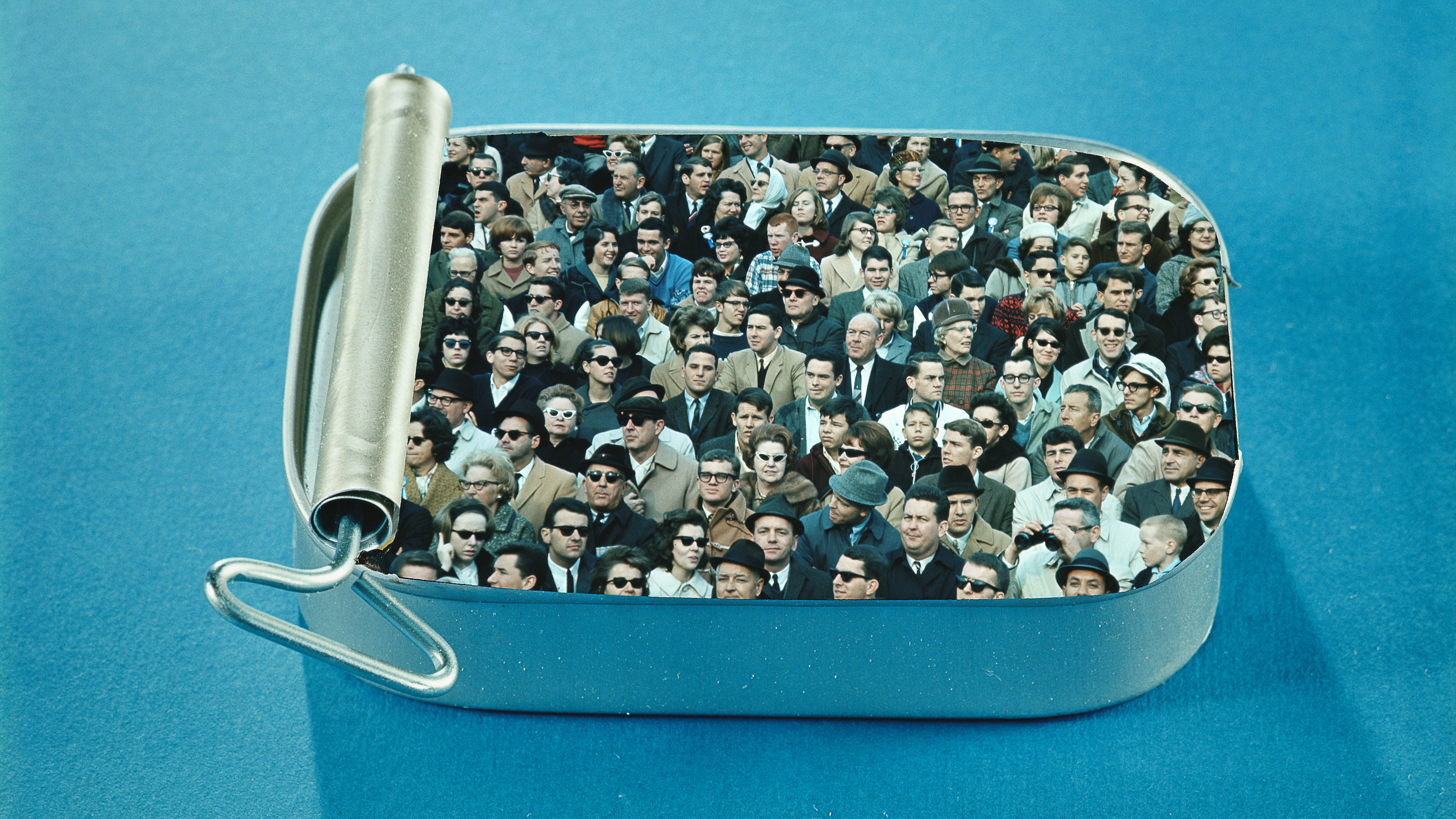 Eine Fotomontage einer Menschenmenge von Männern und Frauen, welche in einer offenen Sardinenbüchse zusammengepfercht sind.