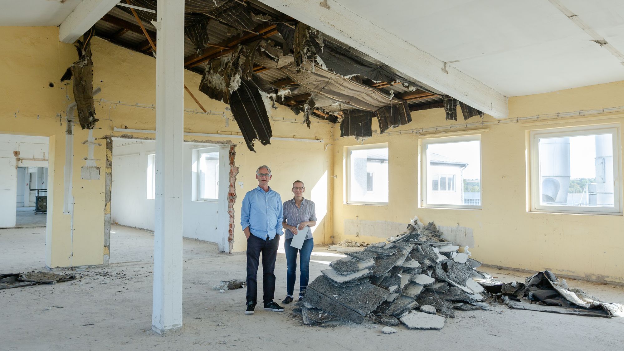 Ein Paar steht inmitten einer Baustelle