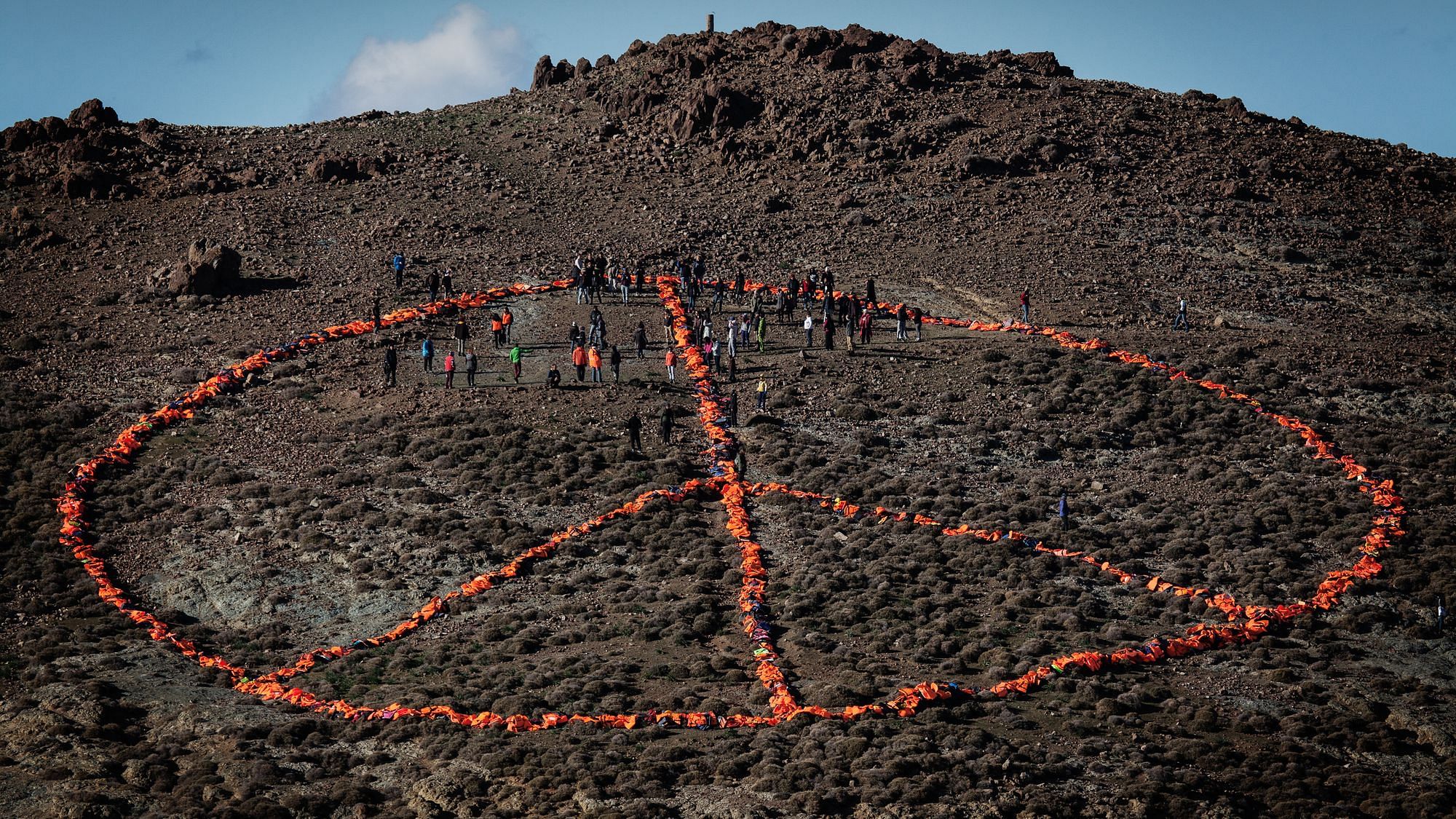 Ärzte ohne Grenzen und Greenpeace errichteten am 1. Januar 2016 in der Nähe von Molivos, Lesbos, Griechenland, ein riesiges Friedenssymbol aus Rettungswesten, die von Migranten auf Lesbos benutzt werden.  