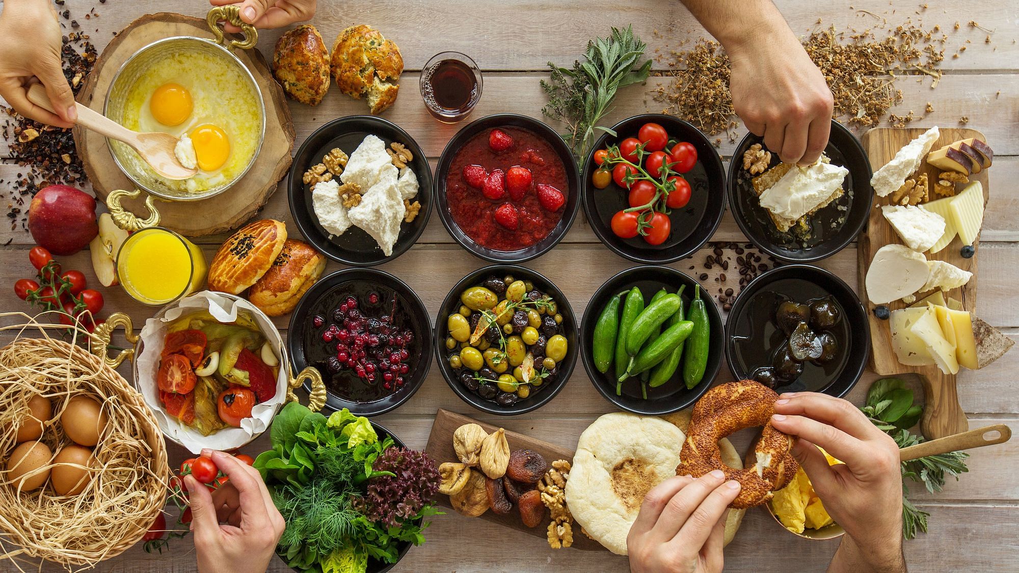Ein Auswahl von Zutaten liegt zum Kochen bereit.