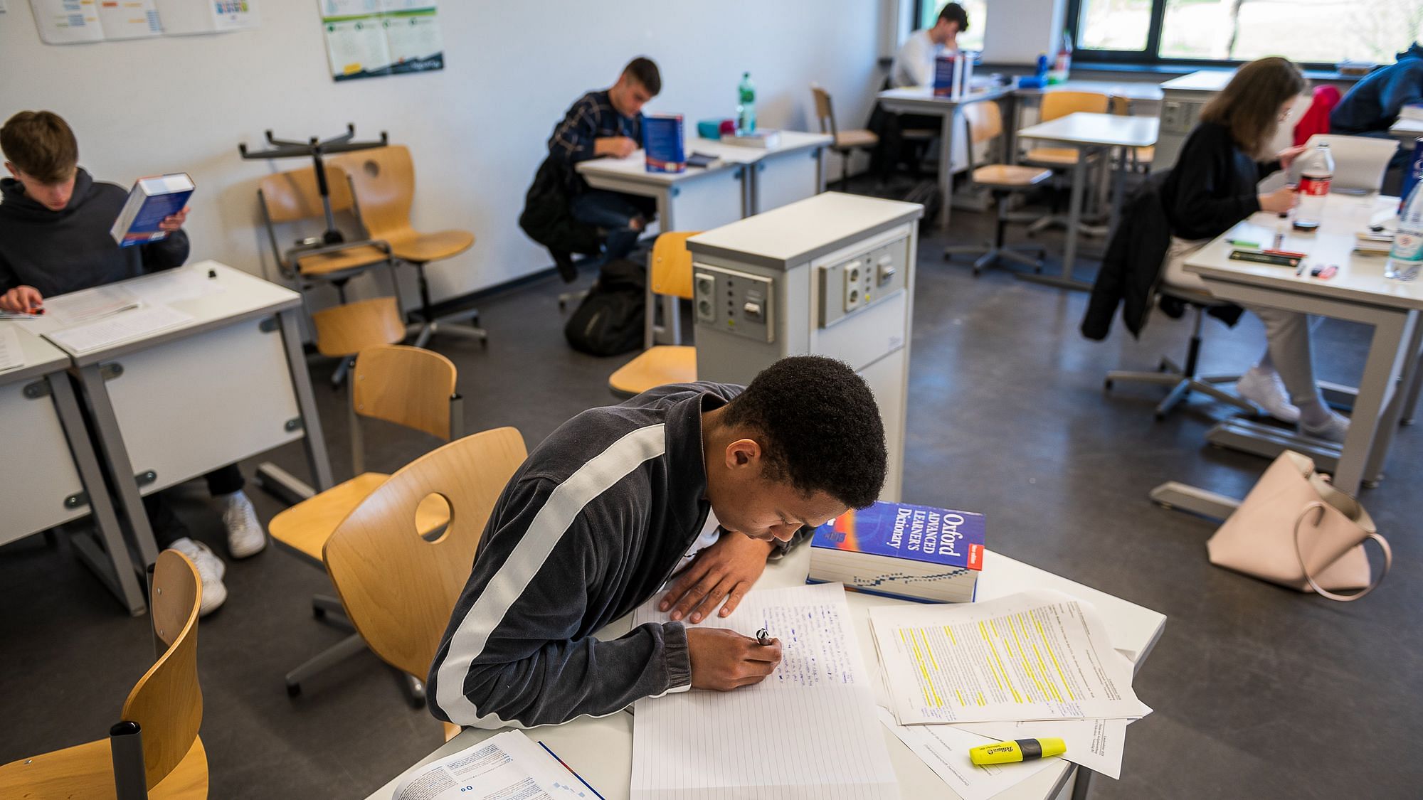 Schüler:innen legen das englische Abitur an der Berthold-Brecht-Schule am 19. März 2020 in Darmstadt ab