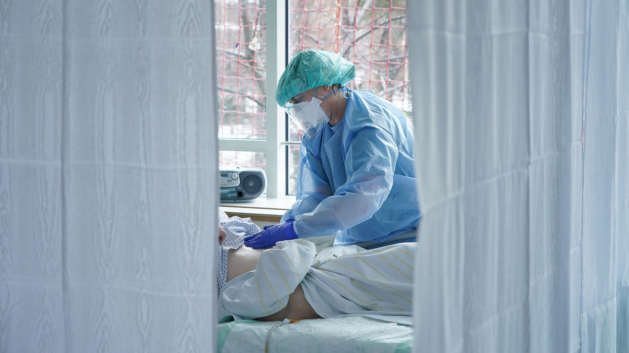 Eine Krankenschwester massiert einen Covid-Patienten auf der Covid-Intensivstation im Universitätsklinikum Leipzig während der zweiten Welle der Coronavirus-Pandemie am 12. Januar 2021 in Leipzig, Deutschland. 