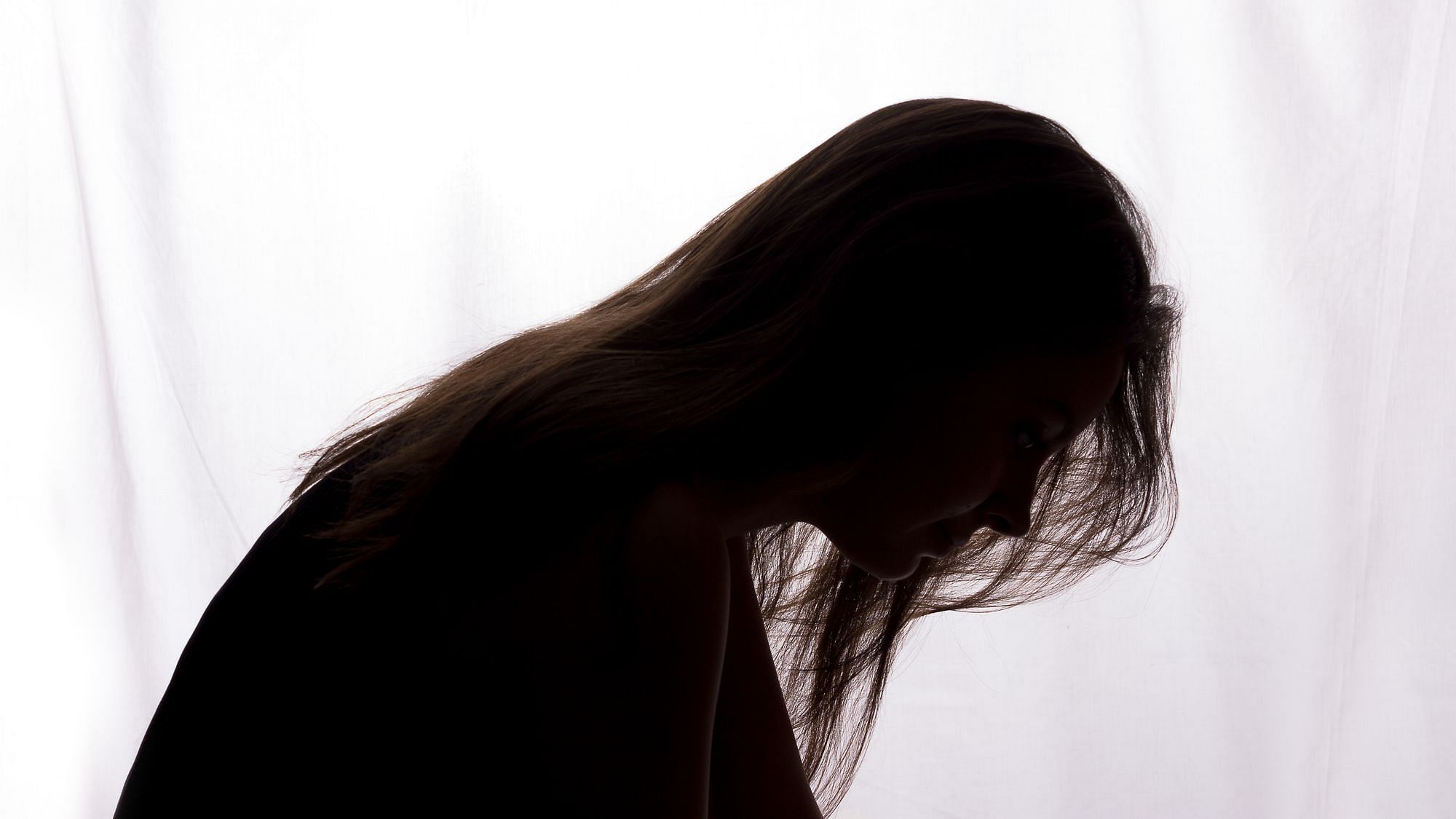 Silhouette einer jungen Frauen welche Probleme zu haben scheint.