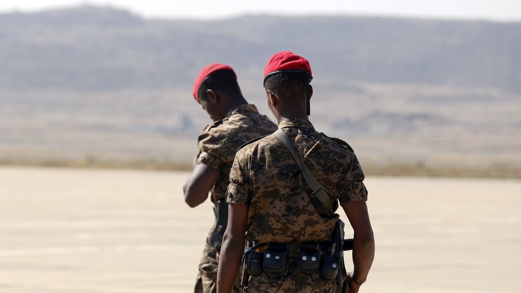 Äthiopische Spezialkräfte sind am Flughafen Mekelle zu sehen, als ein Frachtflugzeug der International Relief Group am 9. März 2021 in Tigray Mekelle landet.