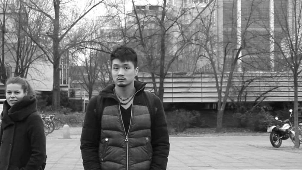 Ein Chinese vor einer schwierigen Entscheidung 