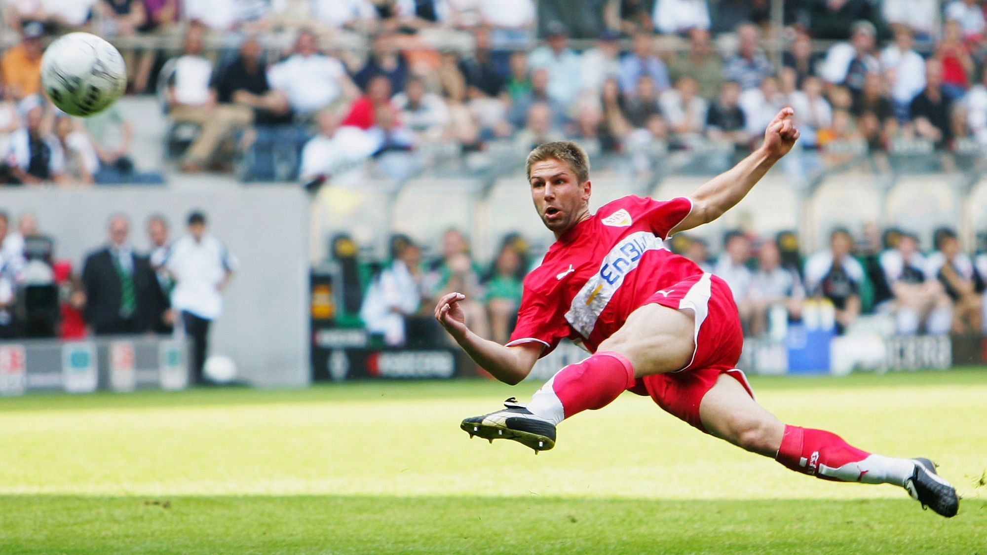 Thomas Hitzlsperger im Fallrückzieher, ein Tor schießend.