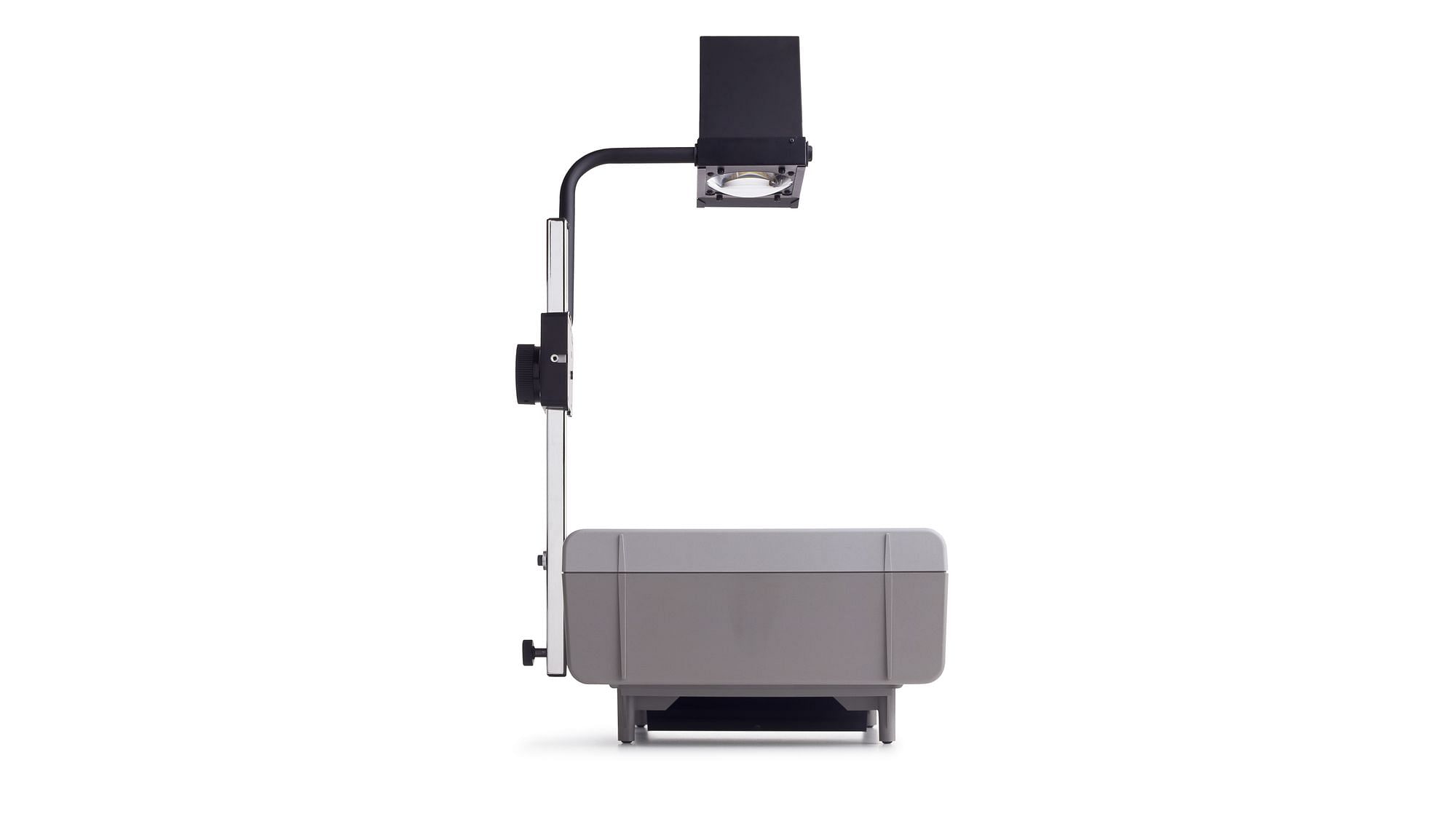 Nahaufnahme eines Overheadprojektors auf weißem Hintergrund.