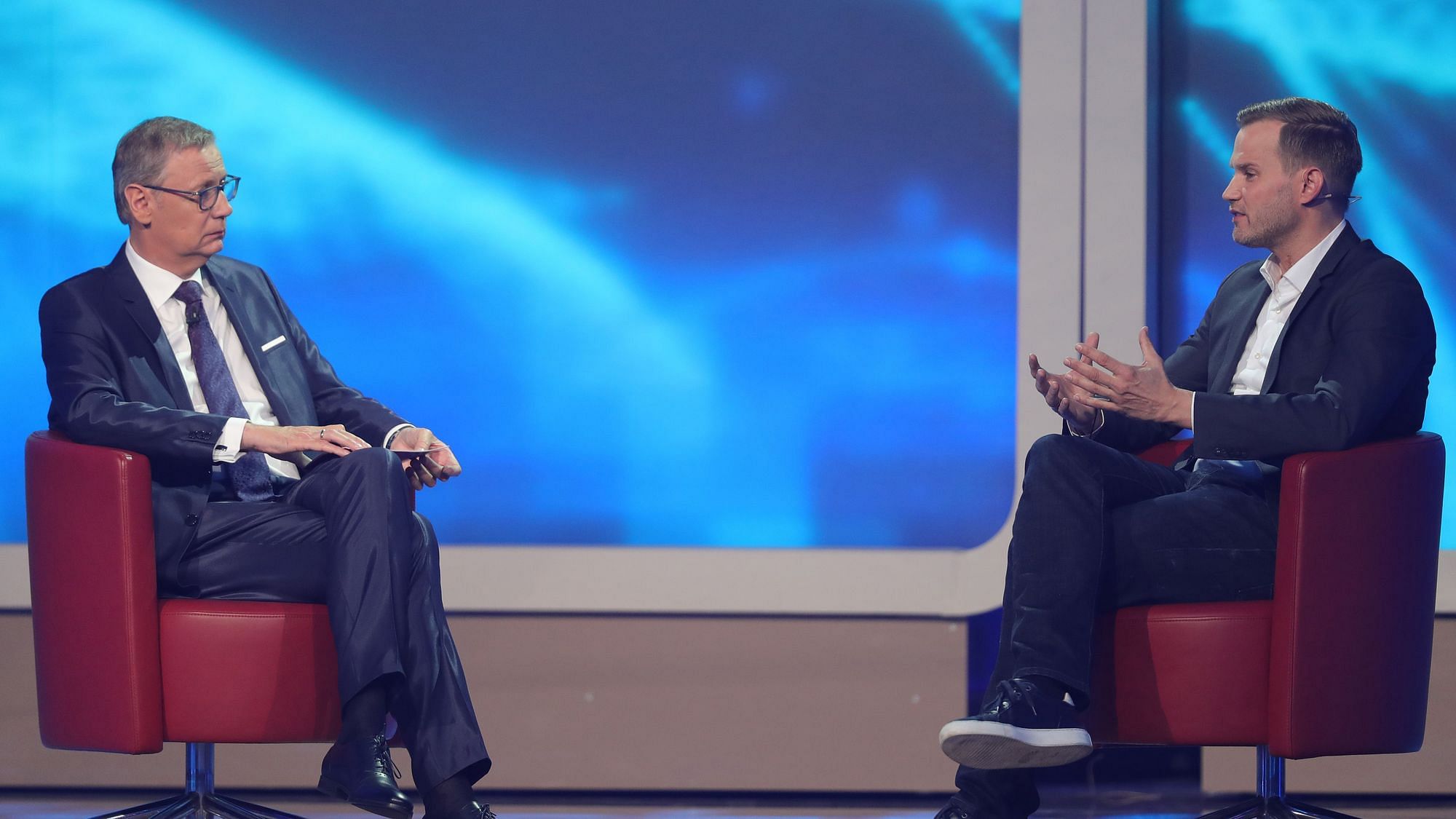 Günther Jauch und Prof. Dr. Hendrik Streeck sprechen in einem Frensehstudio miteinander.