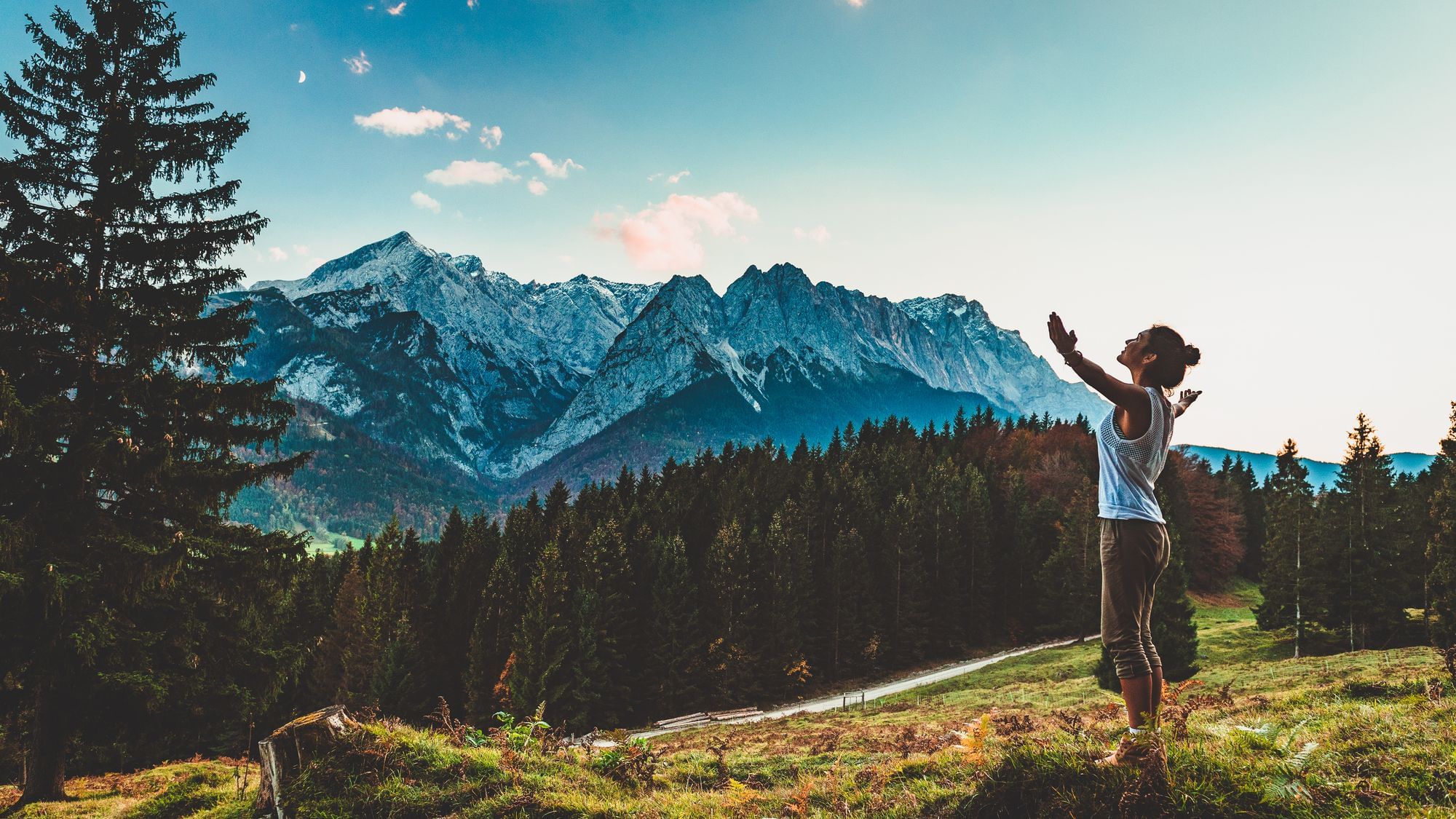 Junge Frau genießt die Natur in den Bergen .