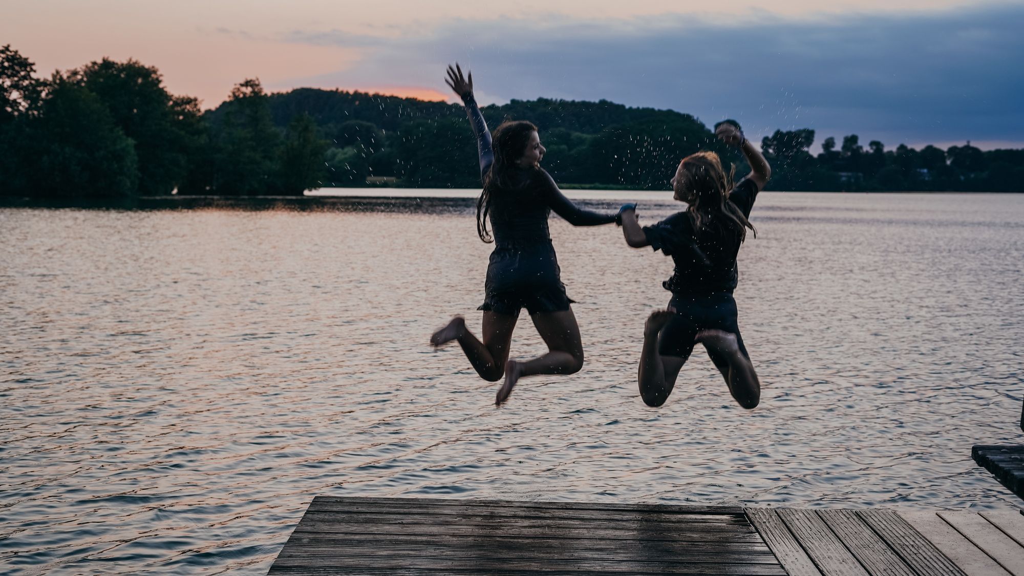 Zwei Kinder umarmen sich im Zeltlager.