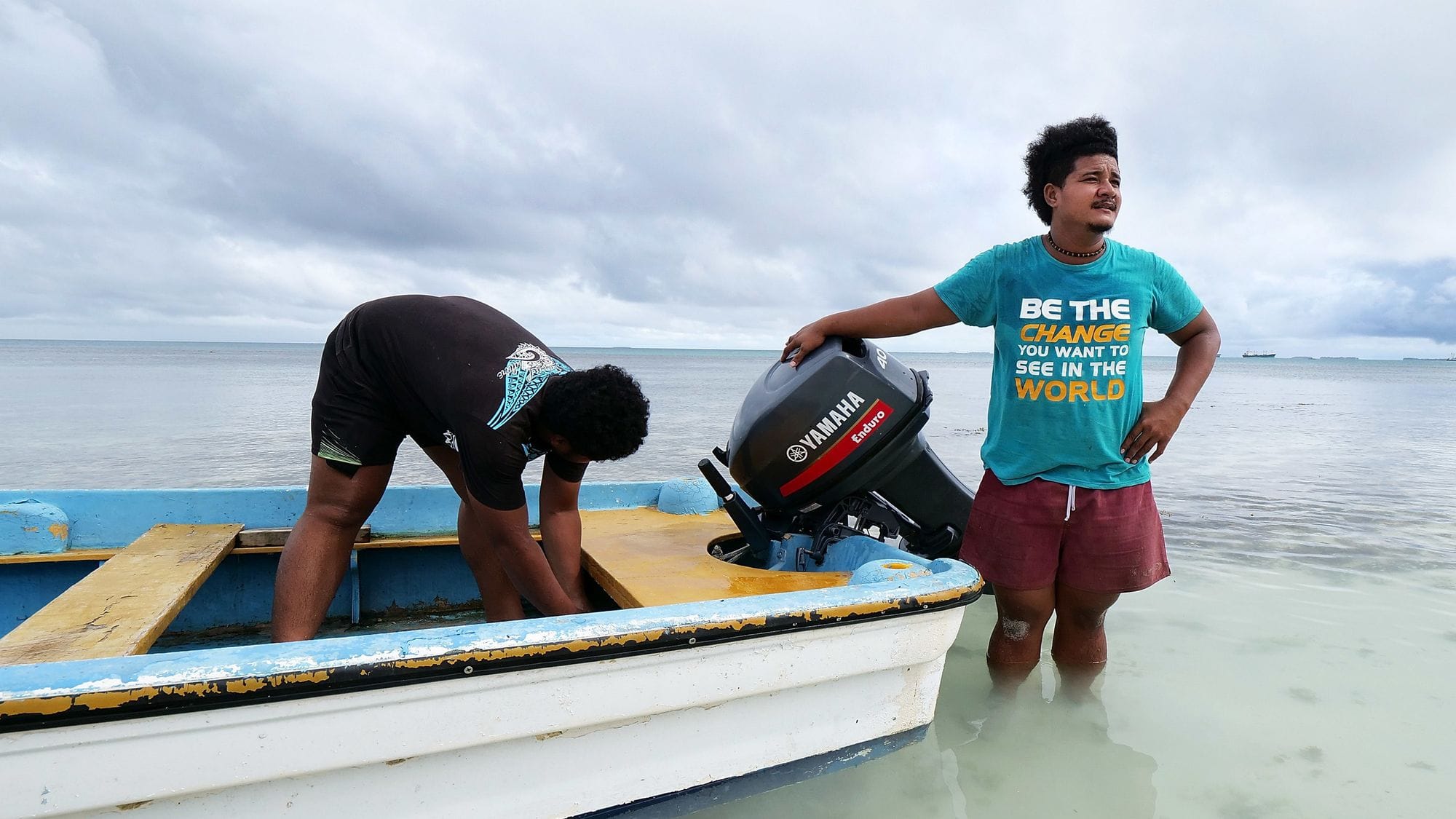Tuvalesische Fischer am Strand.