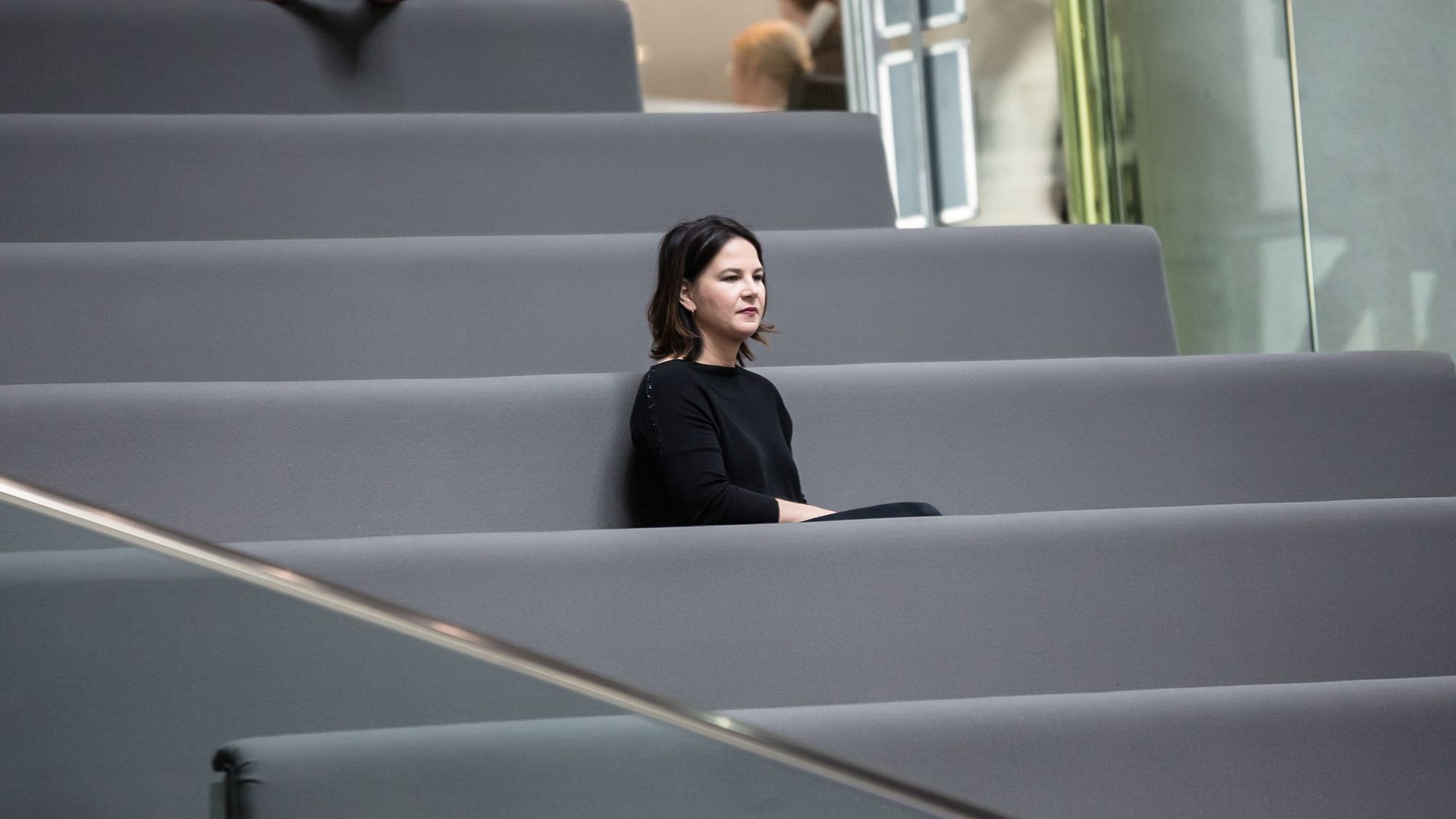 Annalena Bearbock sitzt auf der Tribüne im Bundestag.