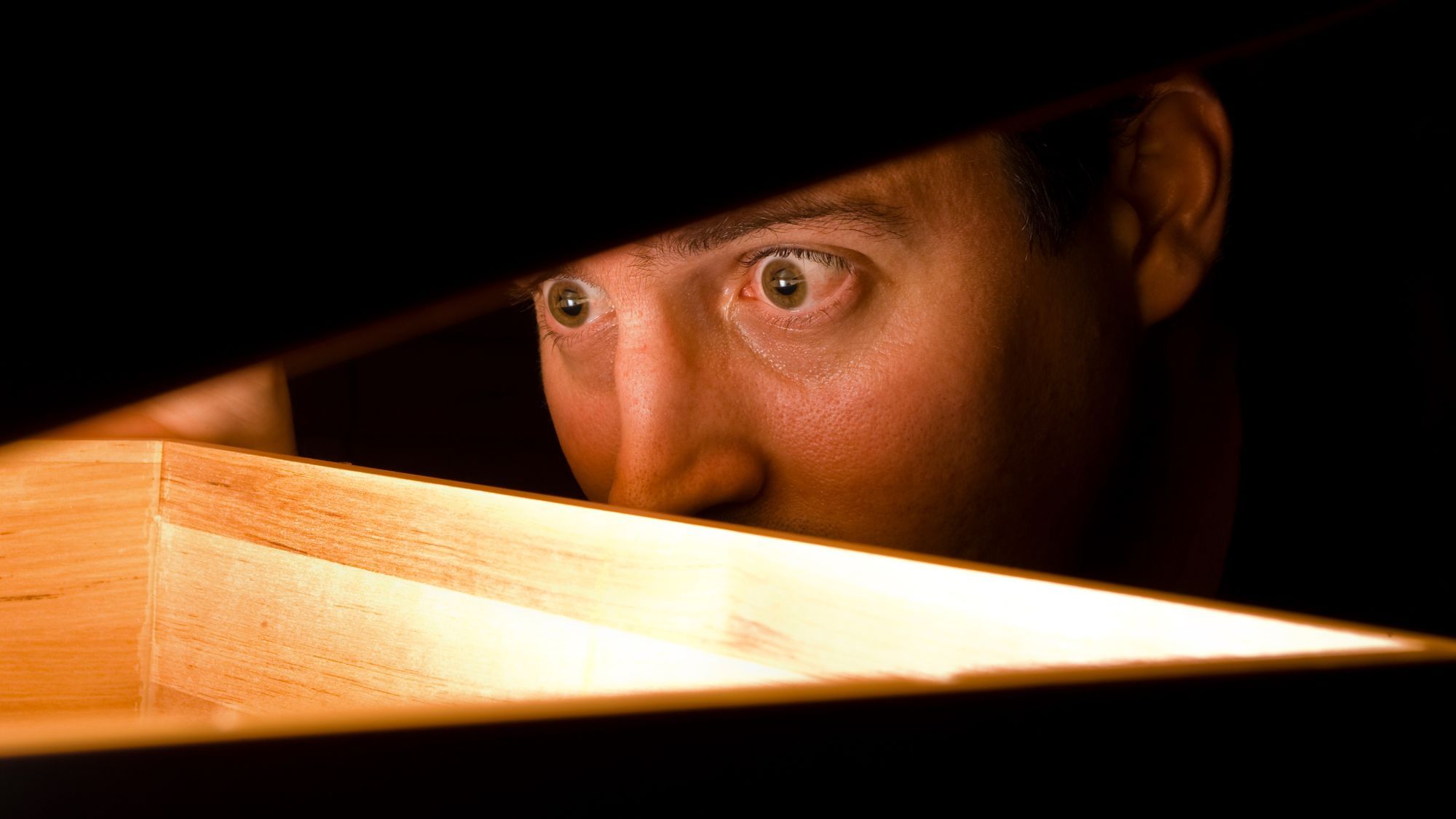 Ein Mann ist überrascht, was er in einer Schachtel findet.