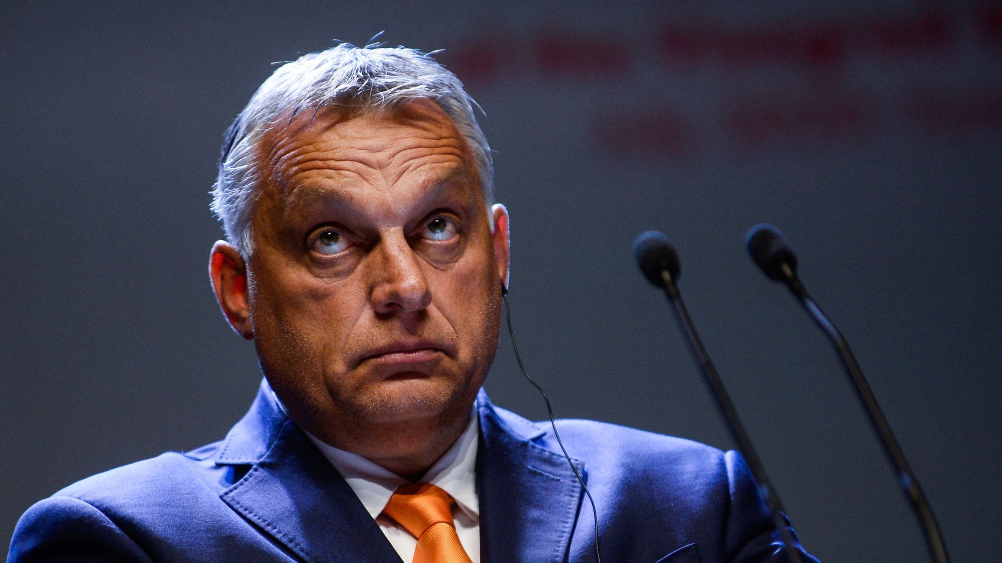 Victor Orban rollt die Augen, sein Gesicht ist bedrohlich ausgeleuchtet.