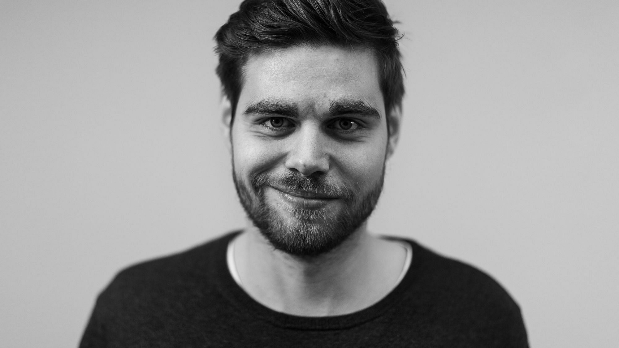 Ein schwarz/weiß-Foto des Autors