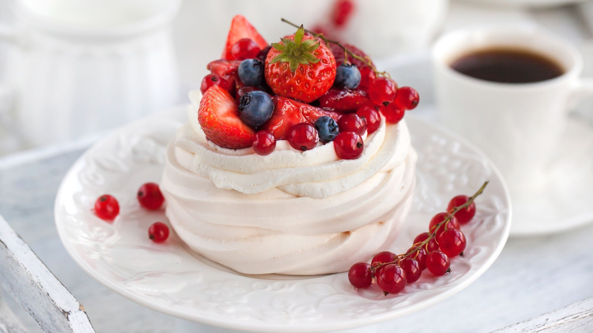 Pavlova-Baiser-Torte mit frischen Beeren.