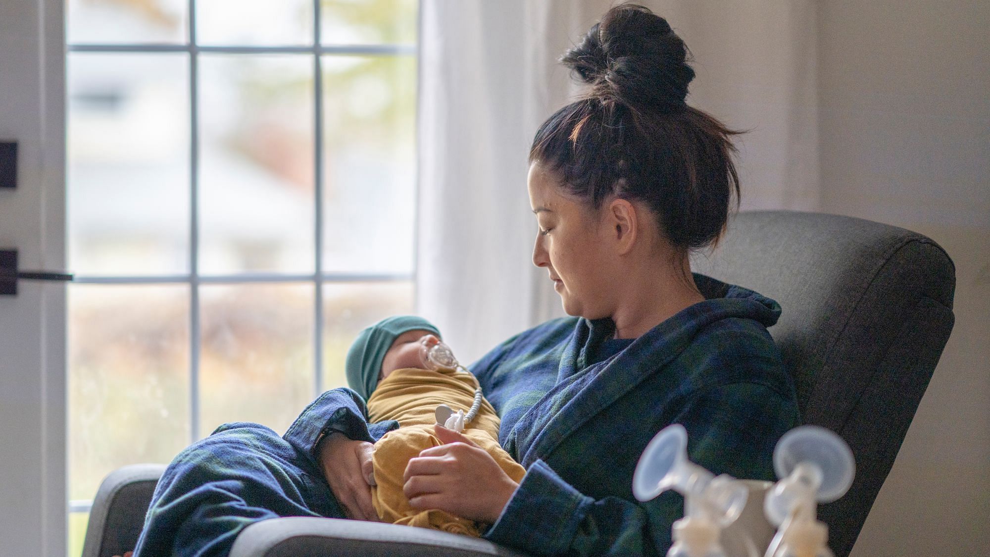 Eine müde Mutter hält ihr Baby 