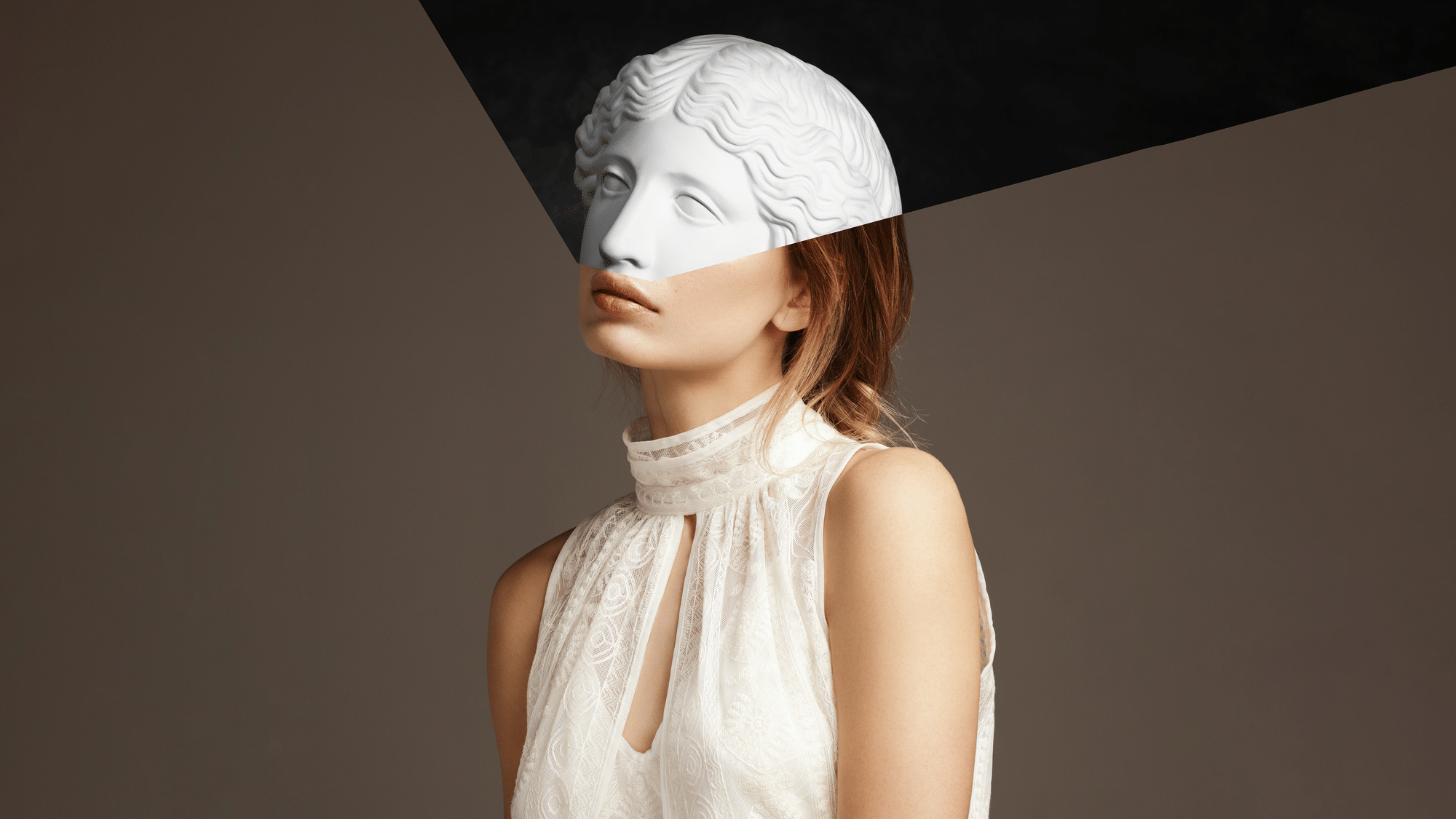 Eine Frau mit leidendem Gesichtsaudruck, aber der Gesichtspartie durch eine griechische Statue ersetzt. 