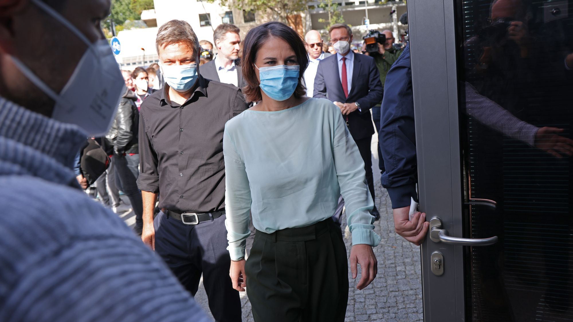 Annalena Barbock kommt, dicht gefolgt von Robert Habeck und Christian Lidner, bei den Koalitionsverhandlungen an.