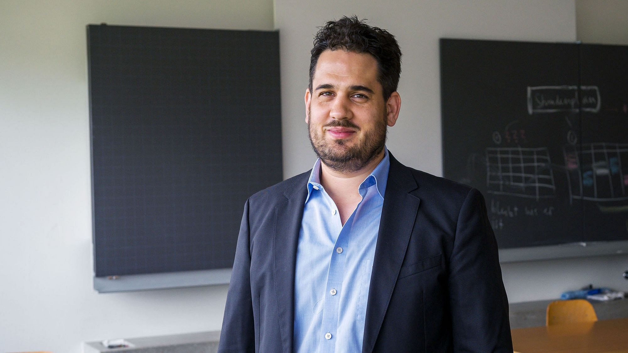 Der Schweizer Lehrer Philippe Wampfler steht in einem Klassenzimmer.