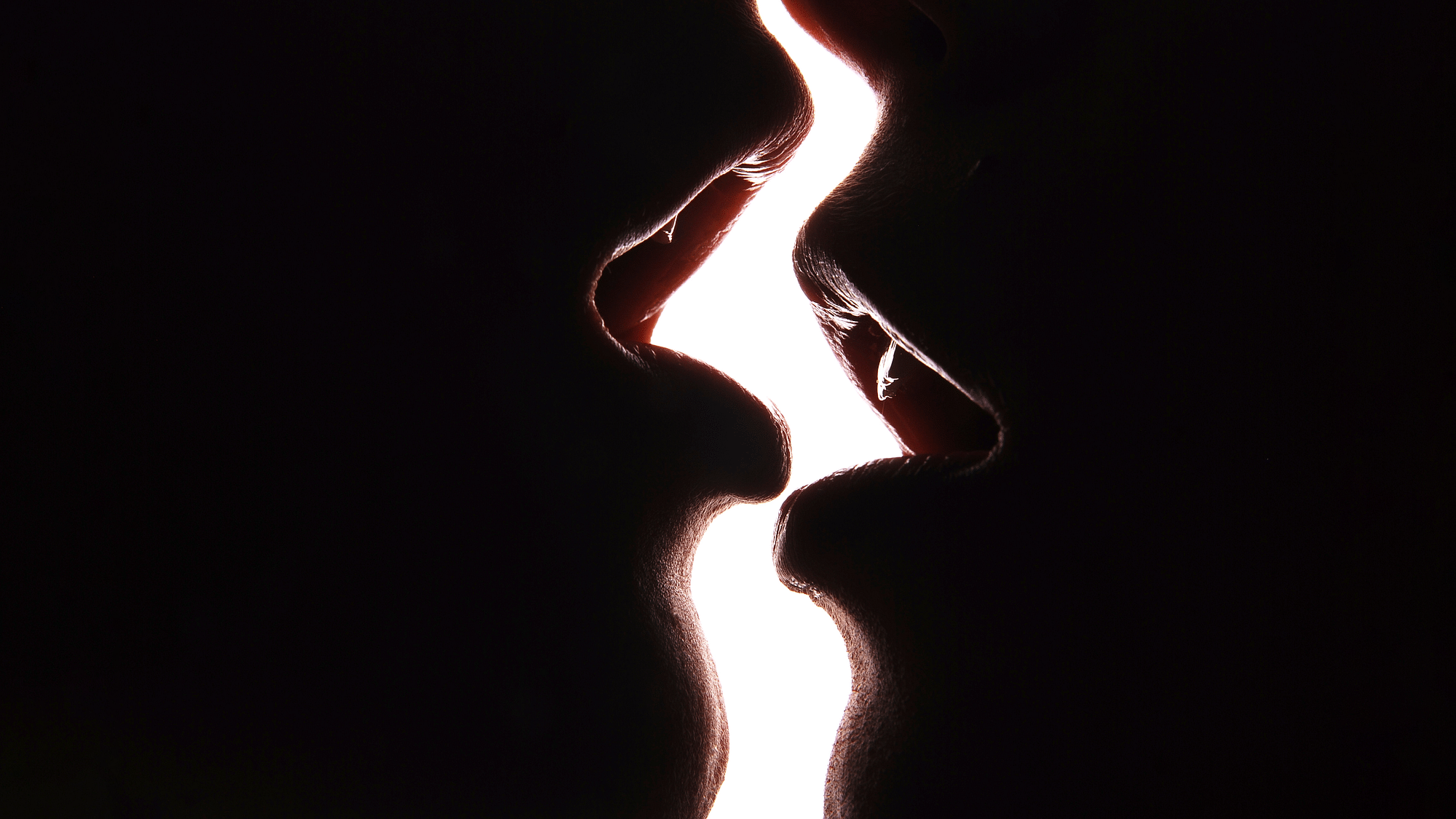Silhouett, Nahaufnahme von den Lippen von zwei Menschen die sich küssen.