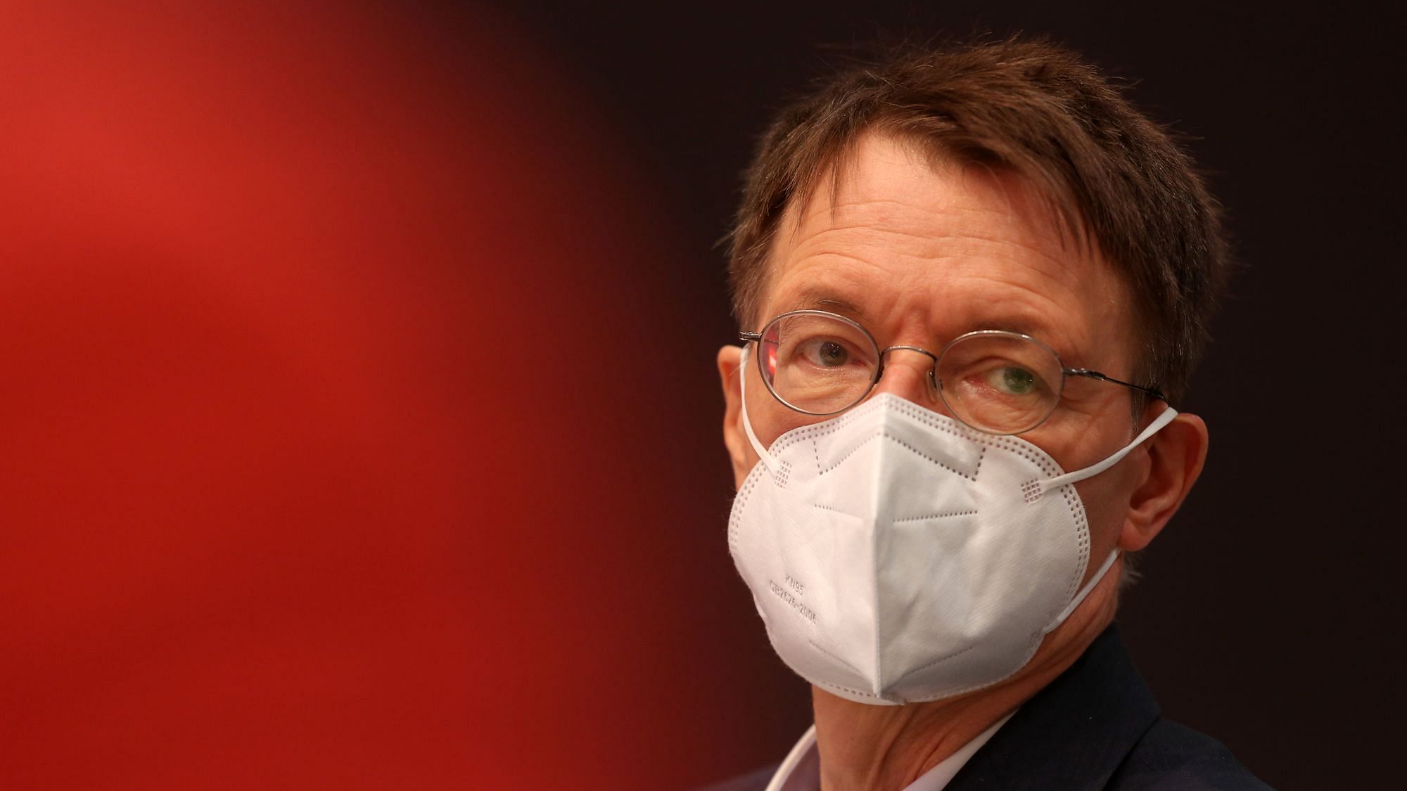 Gesundheitsminister Karl Lauterbach nimmt am 11. Dezember 2021 an einem Parteitag der deutschen Sozialdemokraten (SPD) in Berlin, Deutschland, teil.