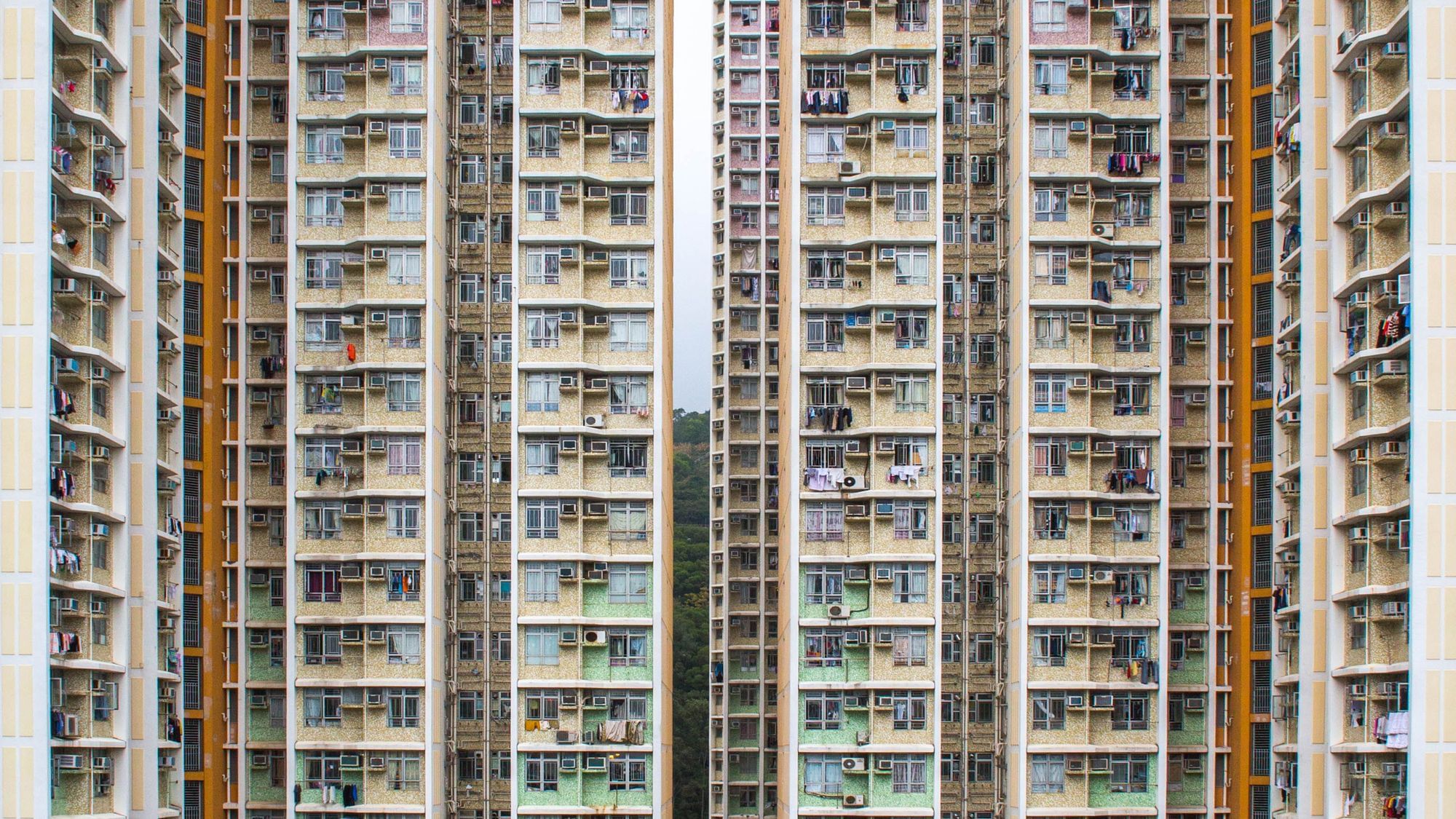 Eine Hochhäuserschlucht mit unzählbaren Wohnungen. 