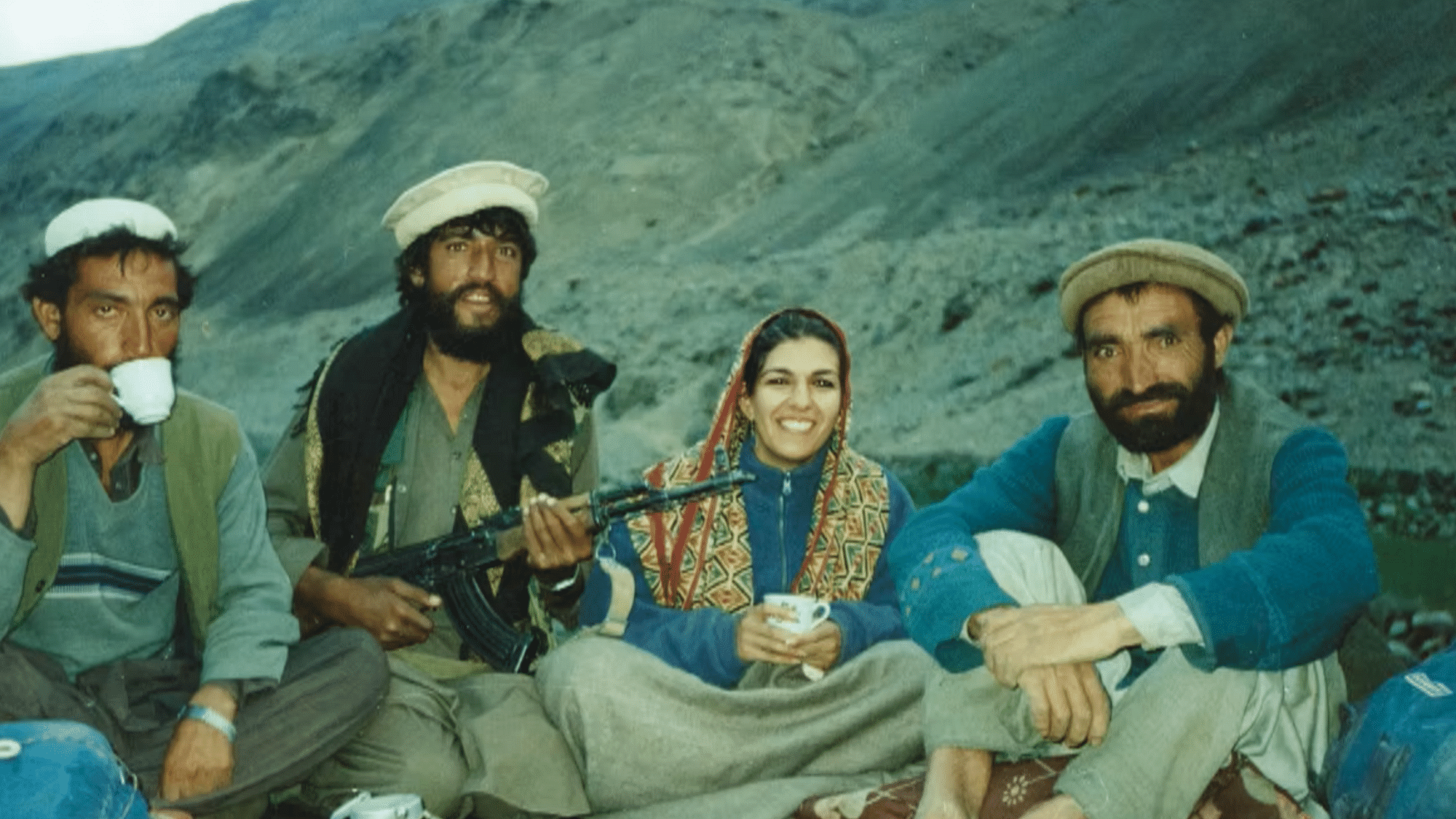 Die Autorin trinkt abends eine Tasse Tee, während er auf der Suche nach einem verlorenen Konvoi mit medizinischen Hilfsgütern ist - im abgelegenen Bezirk Zibok (1996).