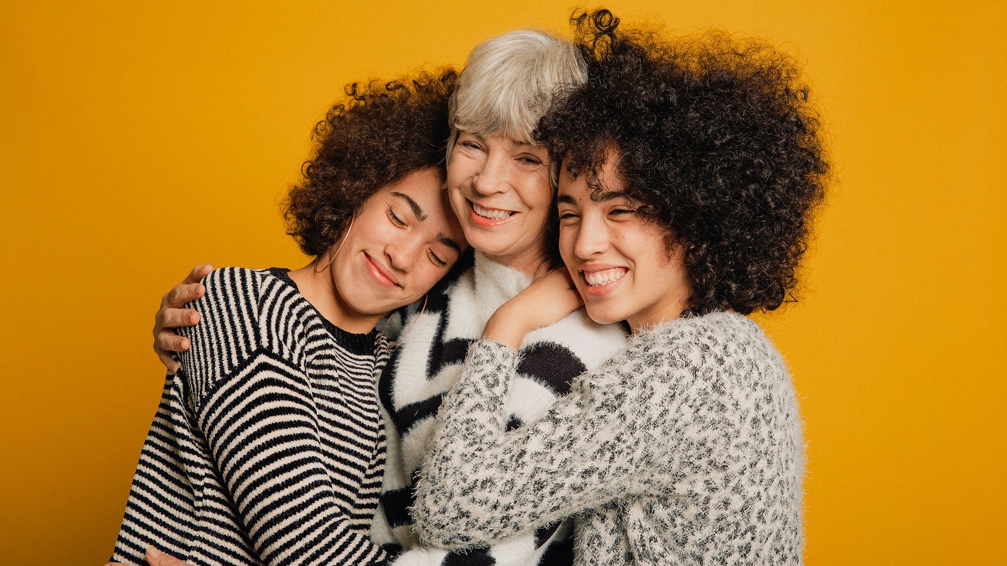 Teenager Zwillinge umarmt ihre Mutter