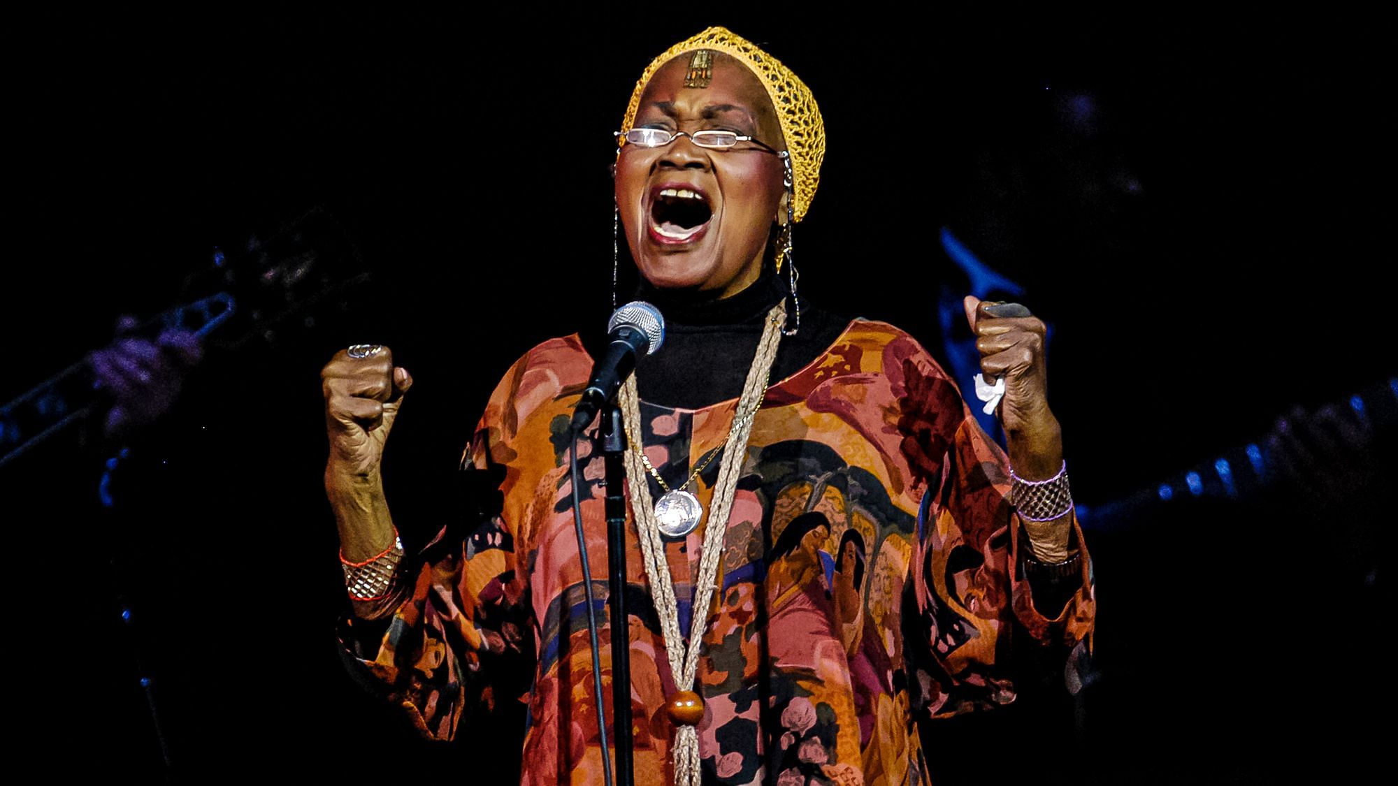Die amerikanische Folksängerin und Bürgerrechtsaktivistin Odetta (alias Odetta Gordon, geboren als Odetta Holmes, 1930 - 2008) sing mit voller Stimme und Enthusiasmus.