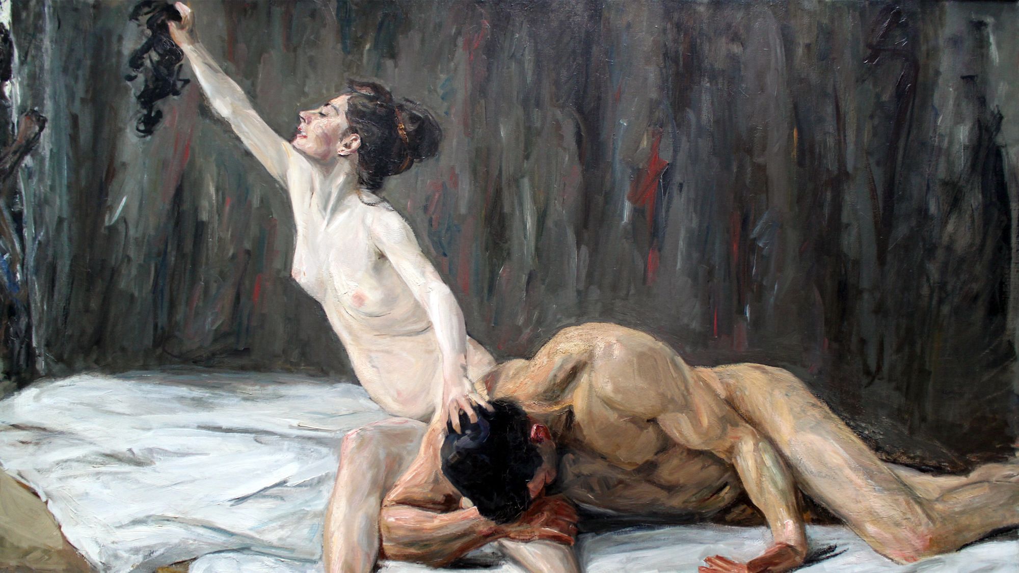 Ein Mann liegt im Schoß einer Frau, er sieht geschwächt aus. Sie hält ihre Hand auf seinem Kopf und neigt sich von ihm weg, mit der anderen Hand hält sie die Locken hoch, die sie ihm abgeschnitten hat.