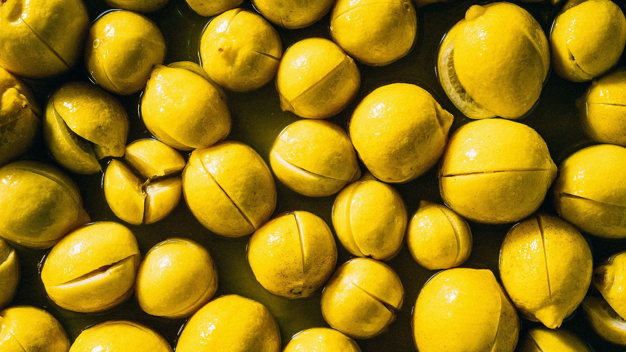 Zitronen von oben, sie liegen in einer Salzlake.