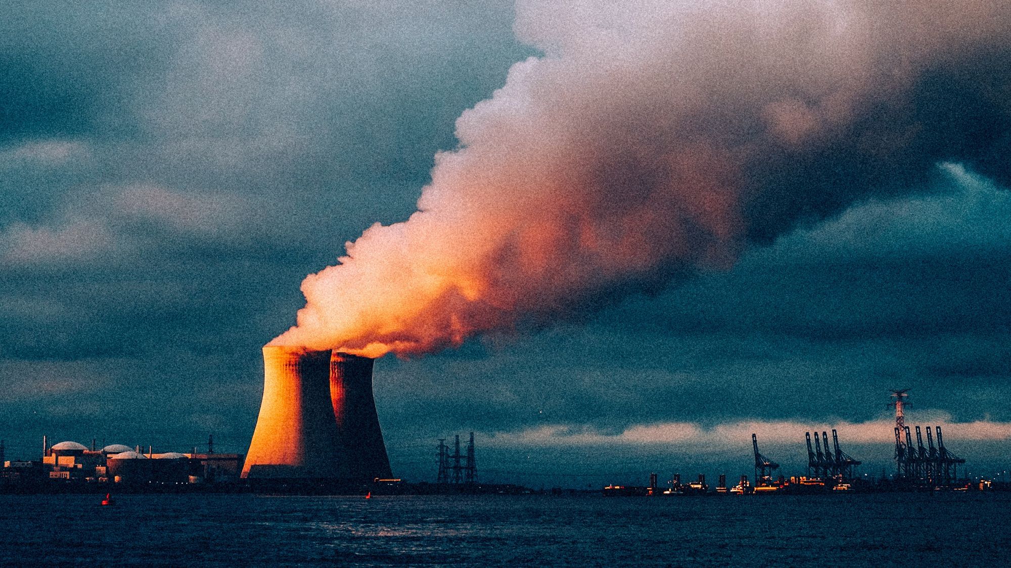 Ein Kraftwerk im Abendlicht.