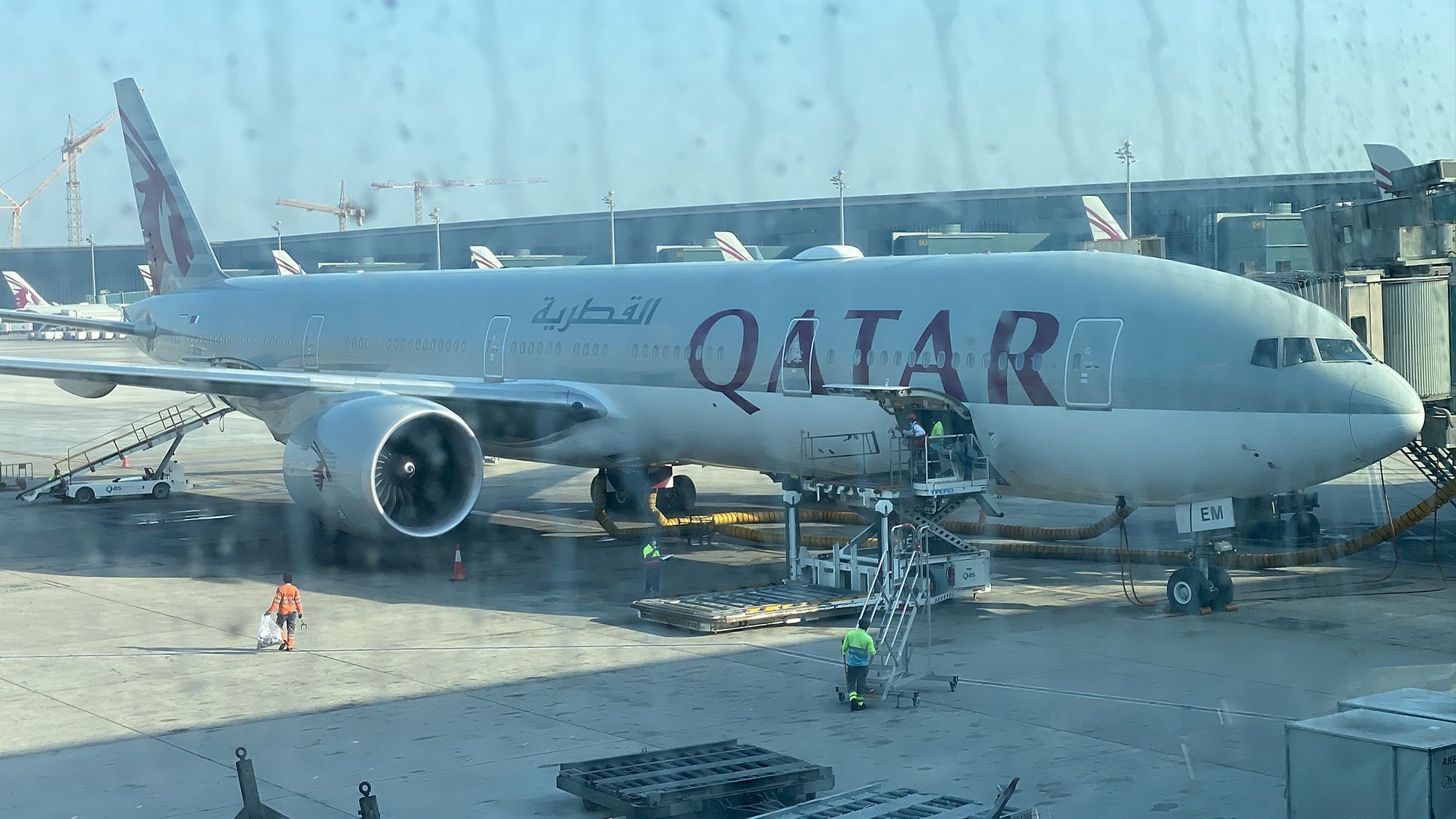 Ein Flugzeug steht am Gate.