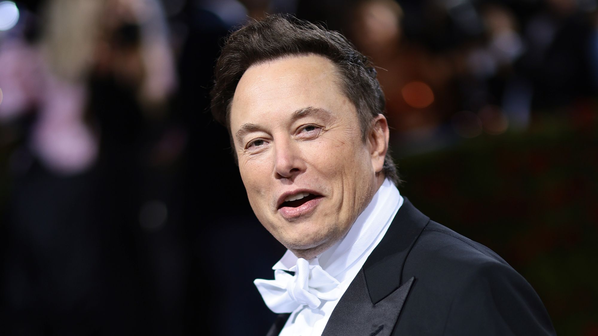 Elon Musk lacht auf der Met-Gala in New York