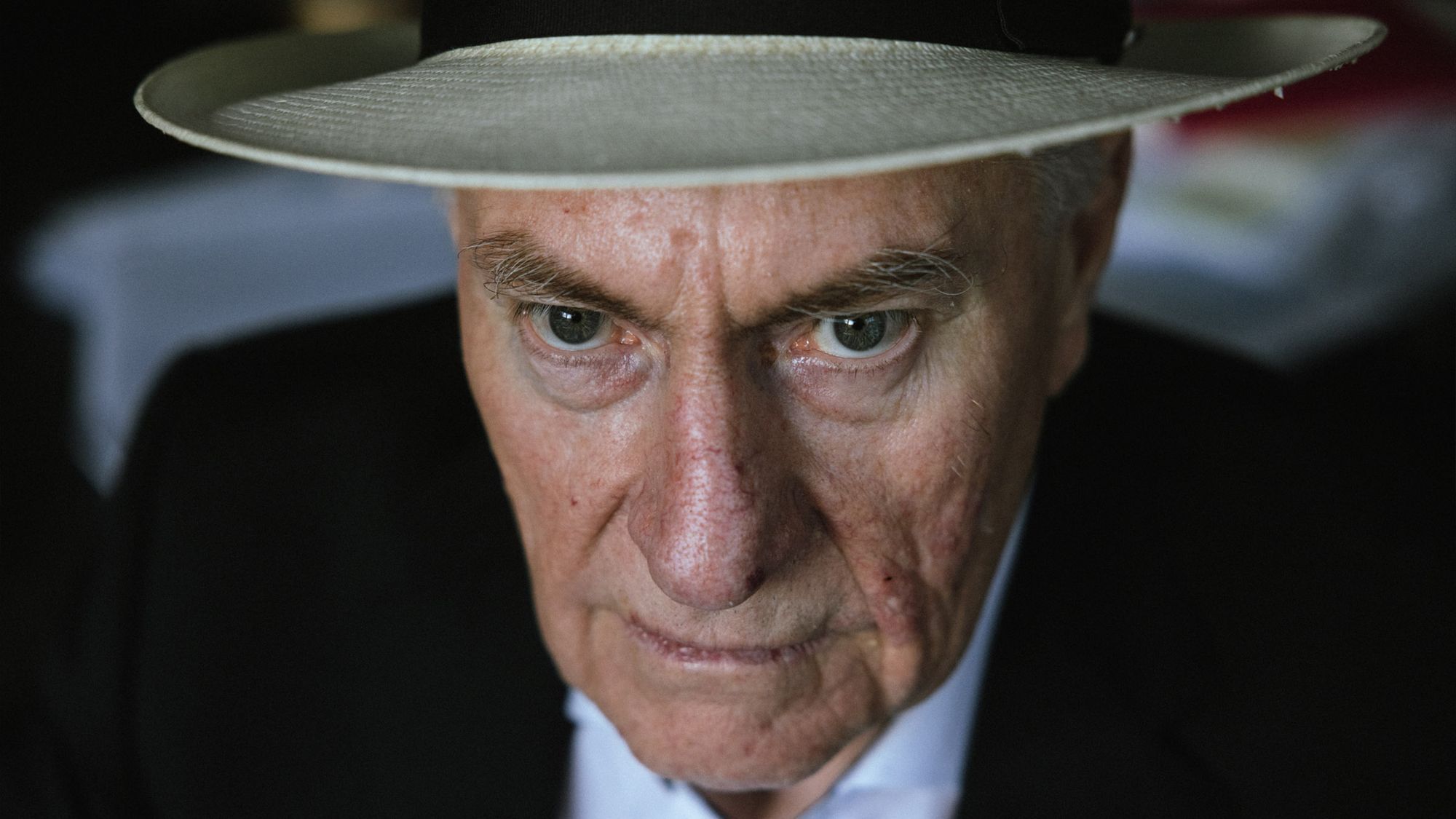 Nahhaufnhame von Josef Müller. Er trägt einen weißen Hut.