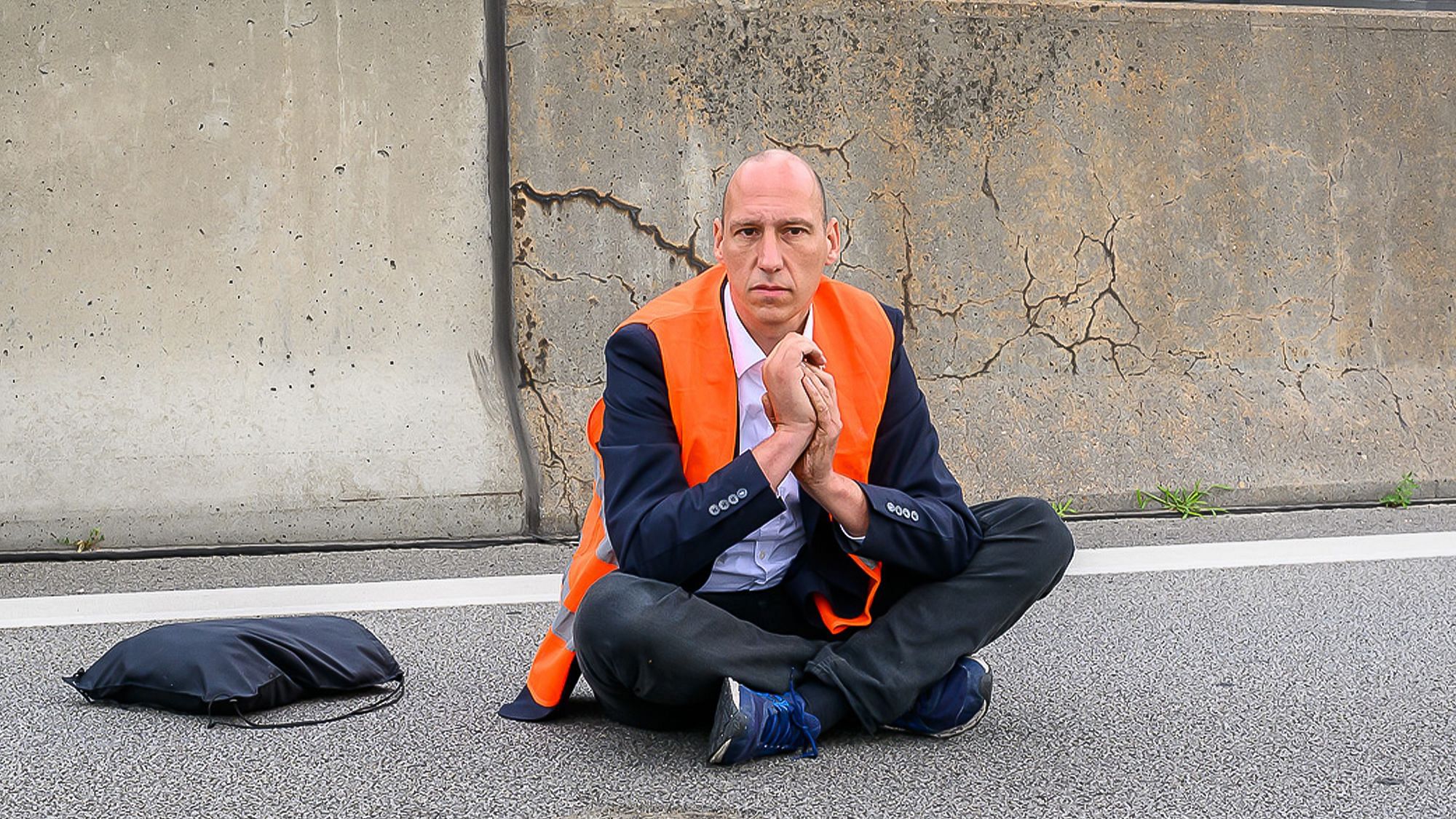 Ein Portrait von Wolfgang. Er blickt in die Kamera.