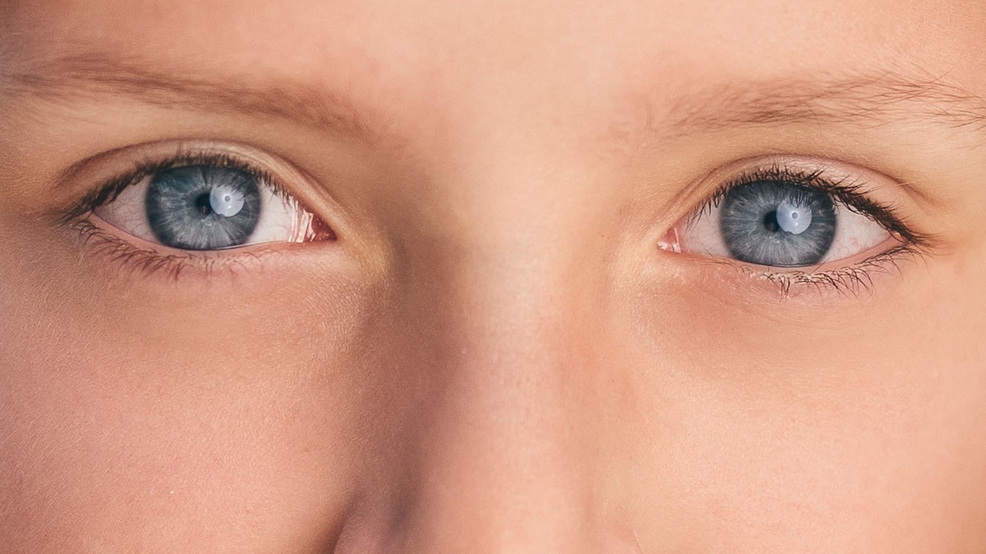 Die Augen eines Kindes schauen direkt in die Kamera.