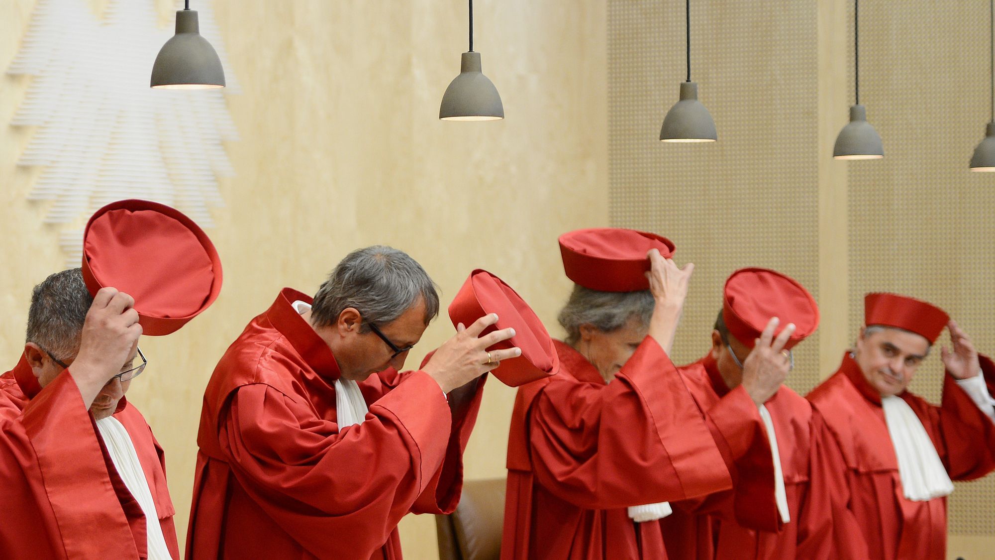 Die Richterinnen und Richter des Bundesverfassungsgerichts in roter Robe bei der Verkündung eines Urteils.